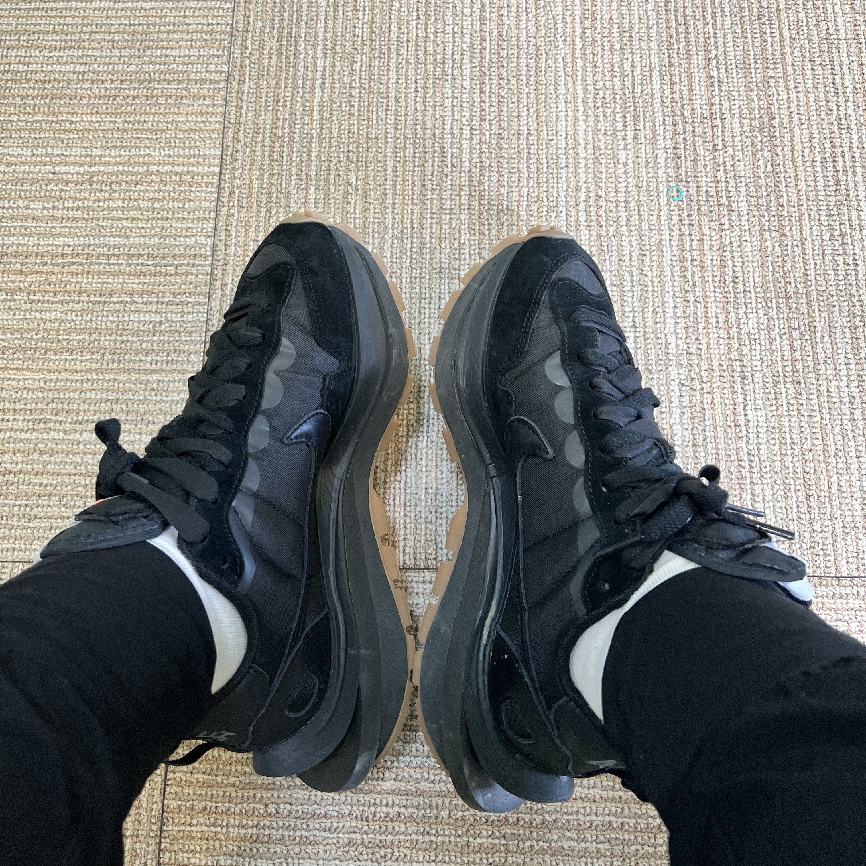 Nike x Sacai VaporWaffle Black and Gum 착용 스타일