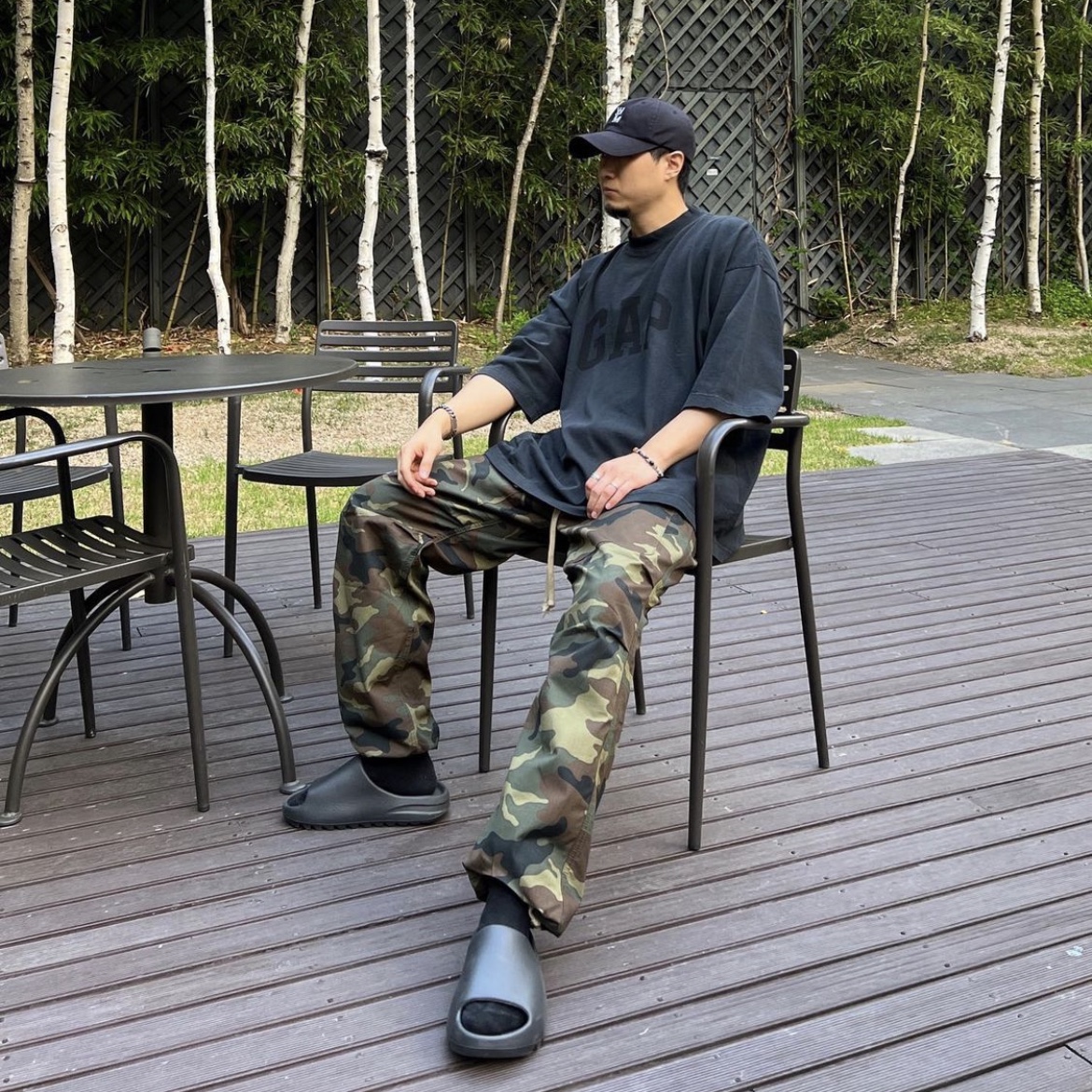 Adidas Yeezy Slide Onyx, Yeezy Gap Engineered By Balenciaga Dove 3/4 Sleeve T-Shirt Washed Black 착용 스타일