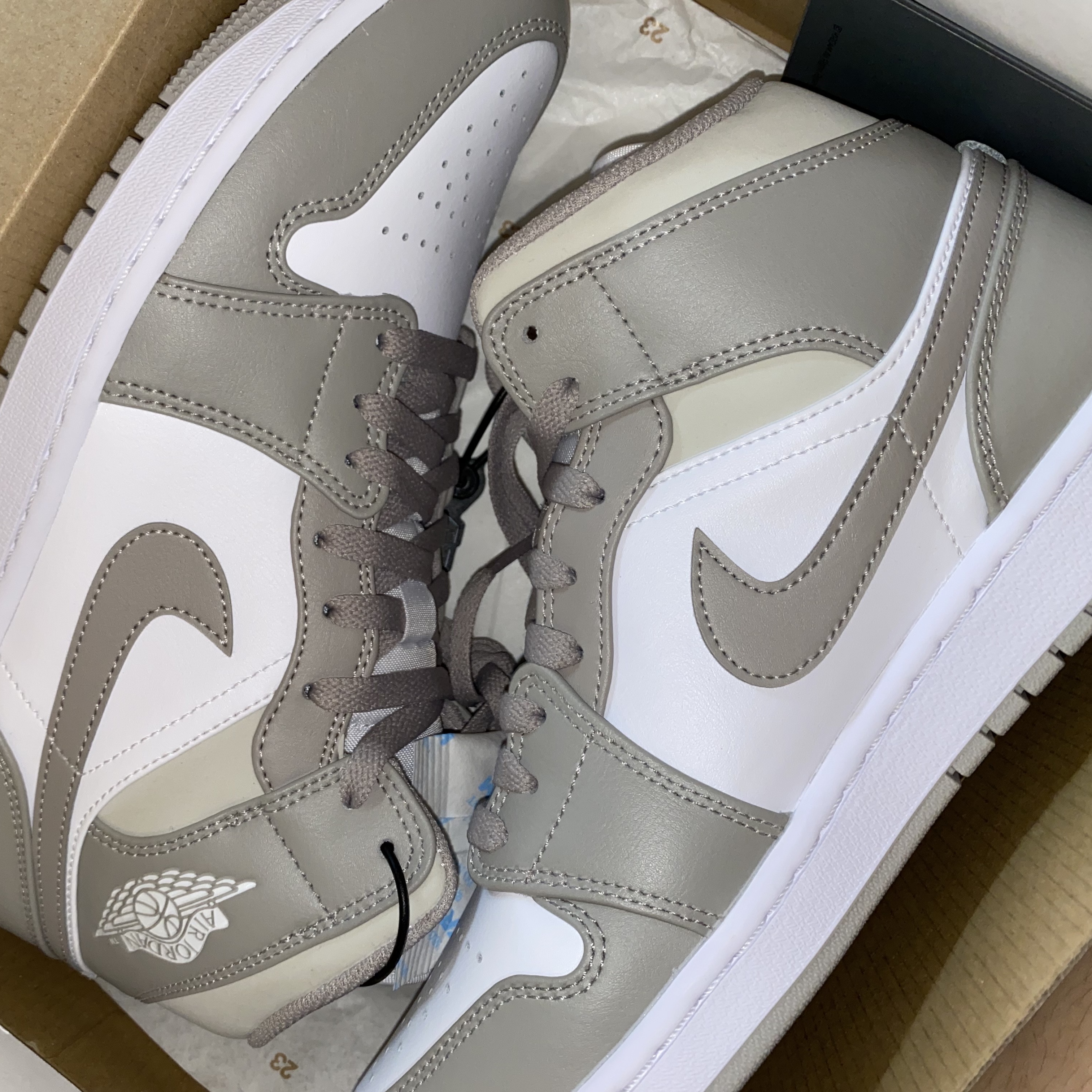Jordan 1 Mid College Grey 착용 스타일