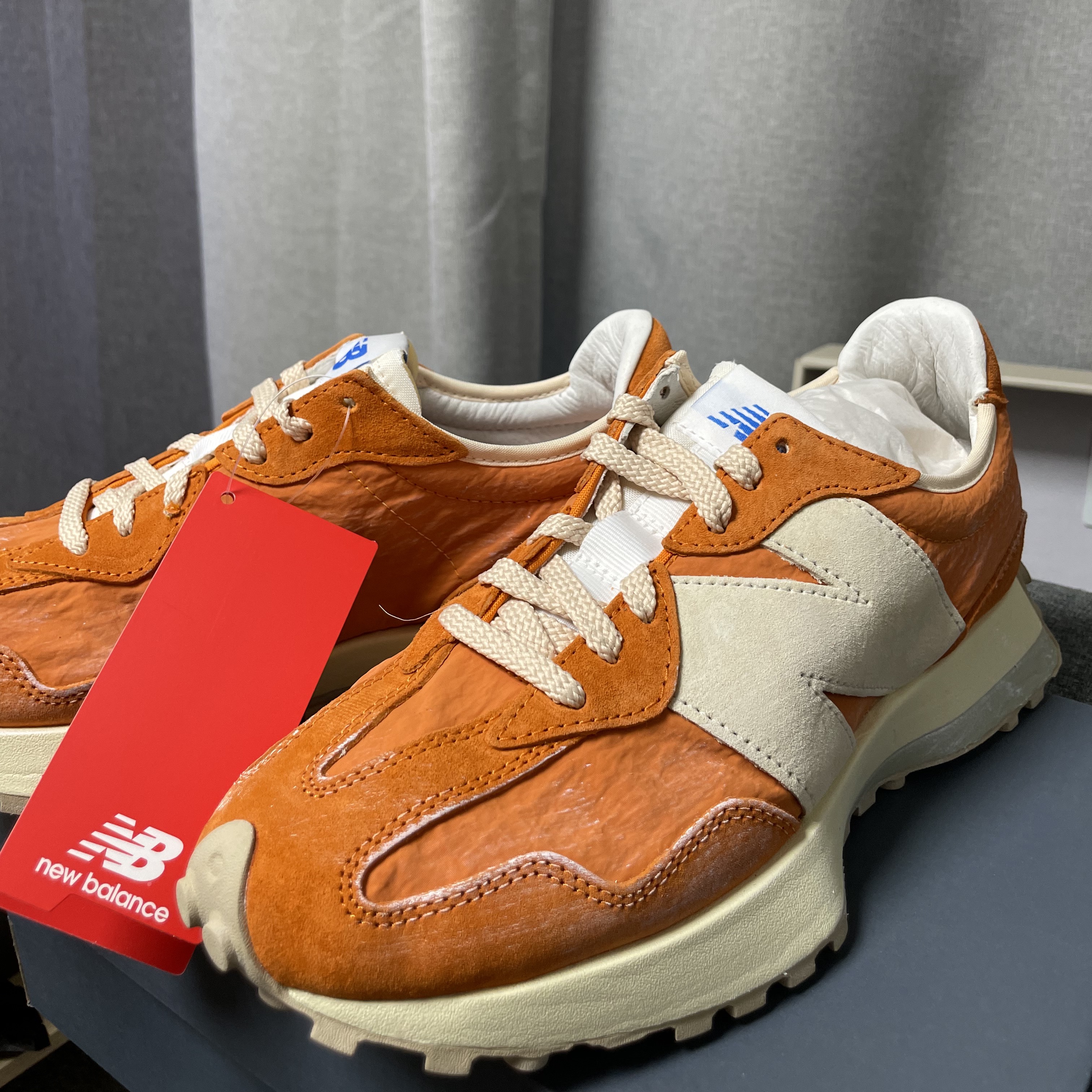 New Balance 327 Vintage Luxe Orange 착용 스타일