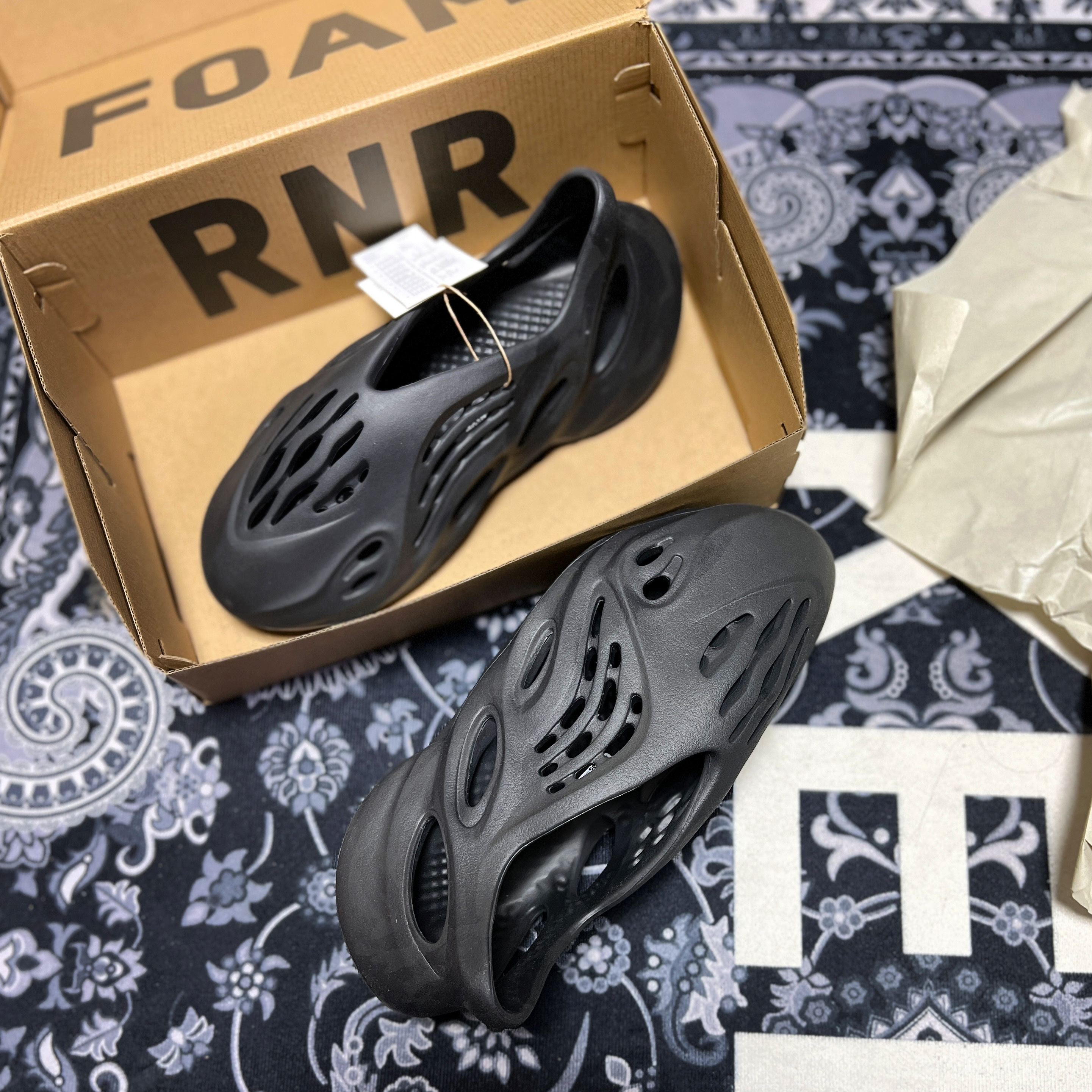 Adidas Yeezy Foam RNNR Onyx 착용 스타일
