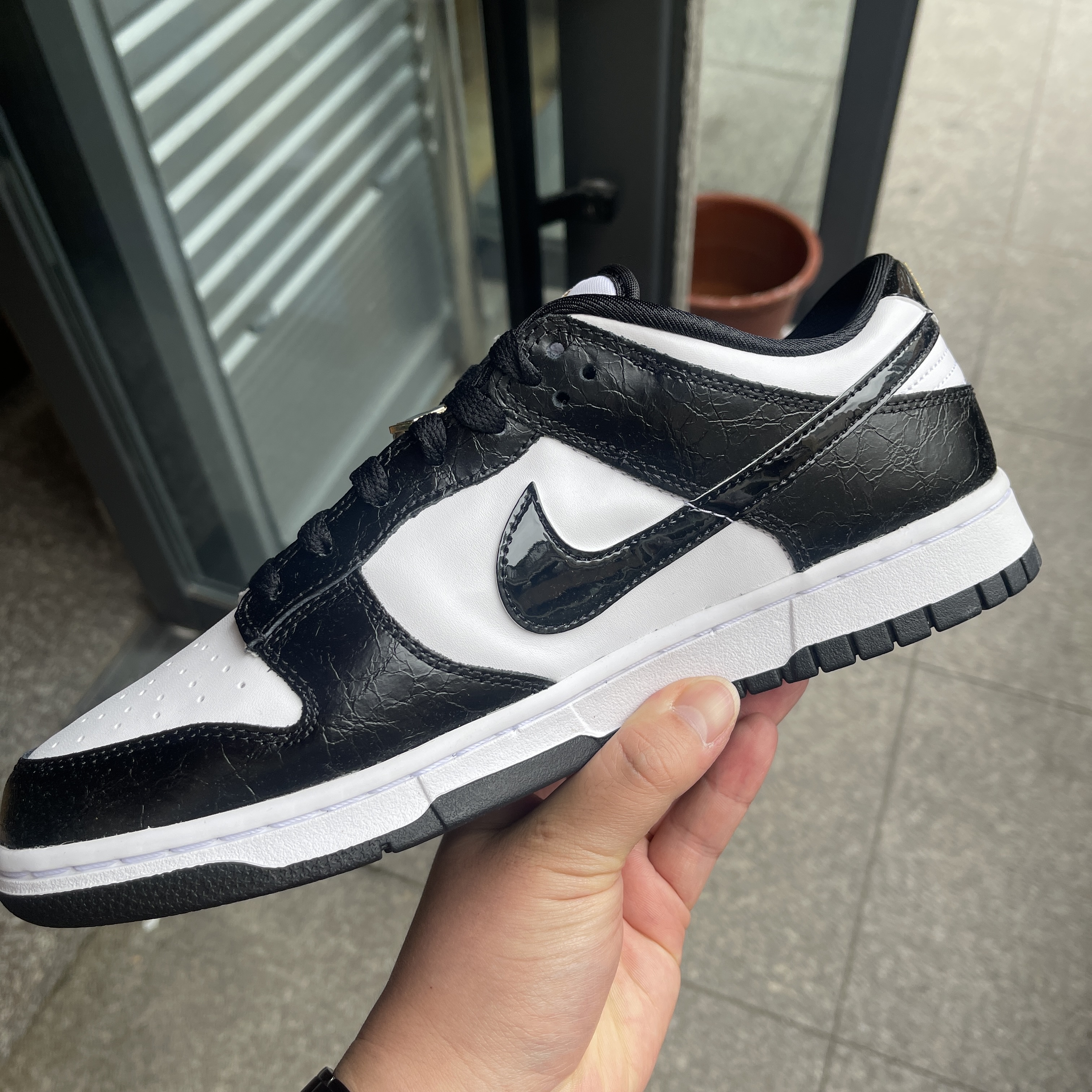 Nike Dunk Low Retro SE Black 착용 스타일 - 4