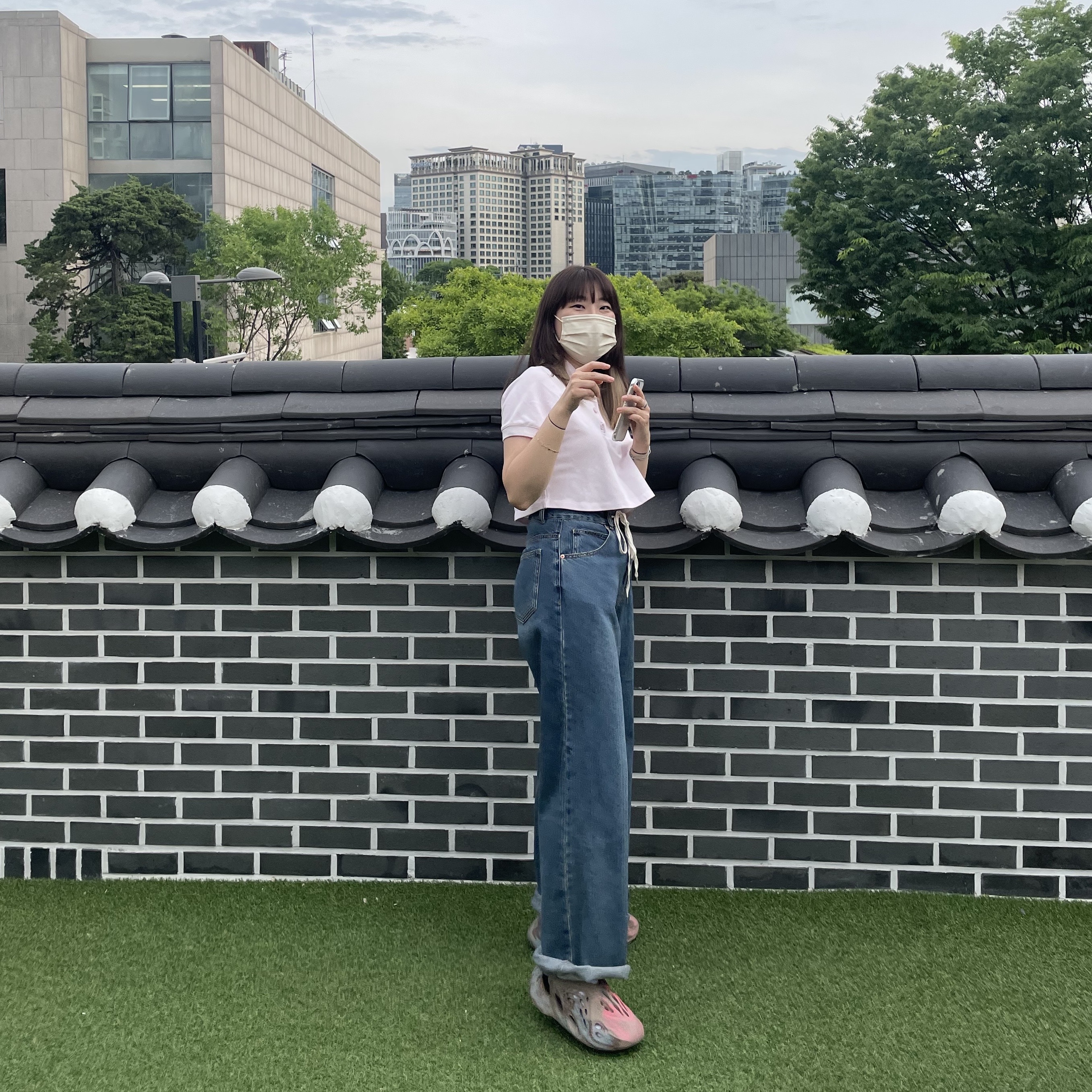 Louis Vuitton District PM Monogram Eclipse, Adidas Yeezy Foam RNNR MX Sand Grey 착용 스타일 - 4
