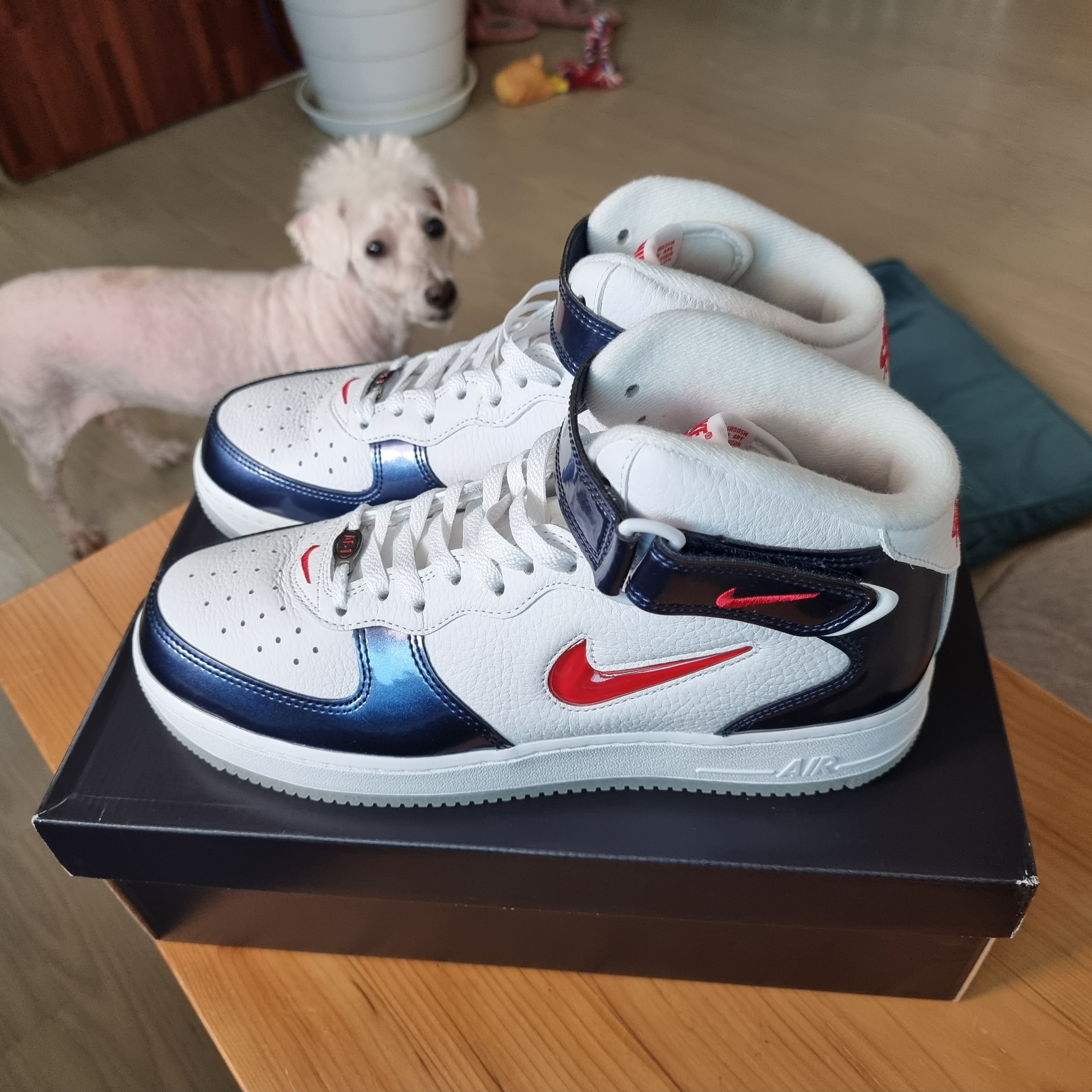 Nike Air Force 1 Mid QS University Red and Midnight Navy 착용 스타일