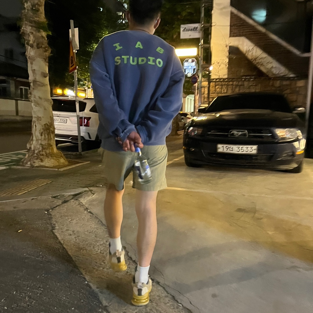 Nike x Travis Scott Air Max 270 React Cactus Trails, IAB Studio Pigment Sweatshirt Navy 착용 스타일