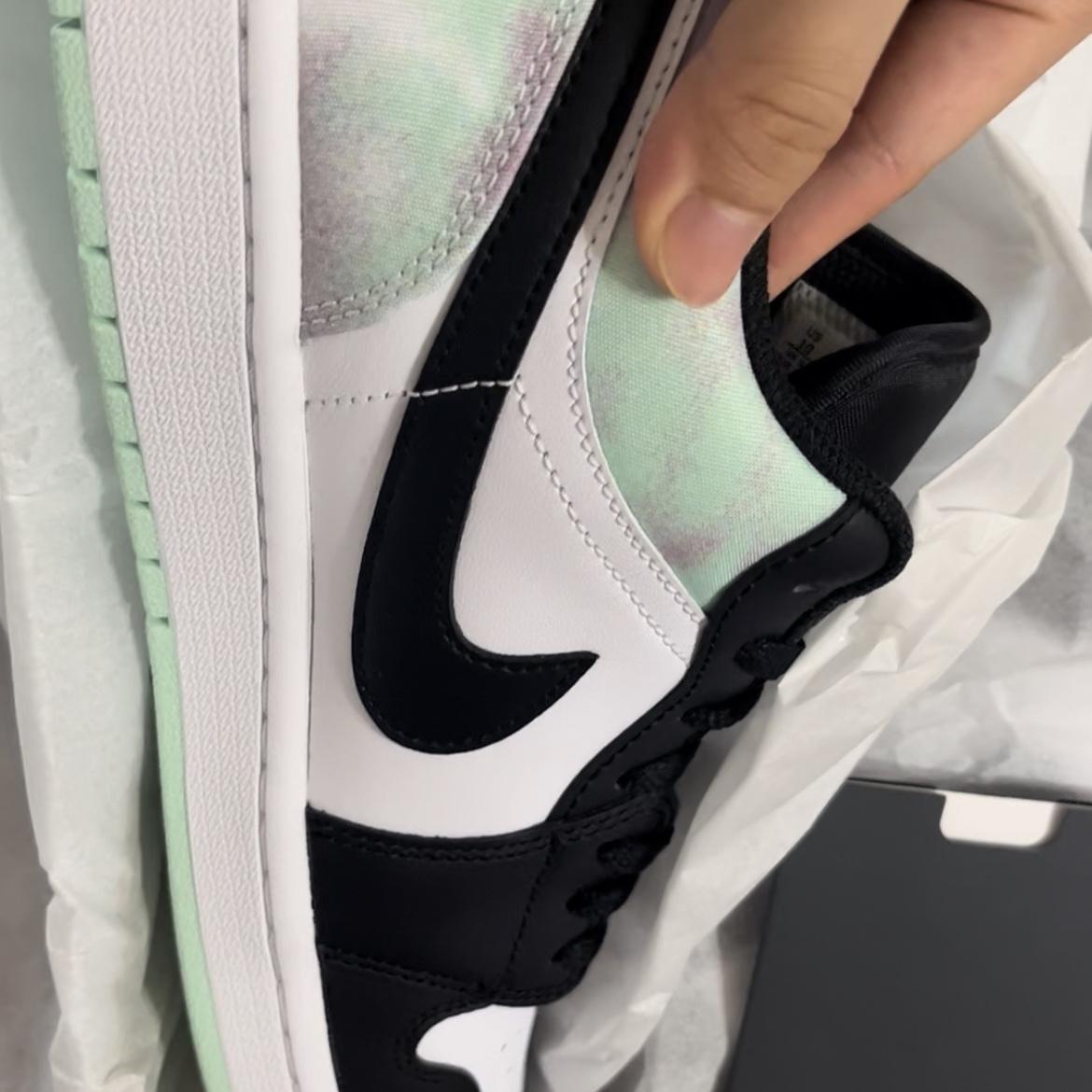 Jordan 1 Low SE White Black Tie-Dye 착용 스타일 - 2