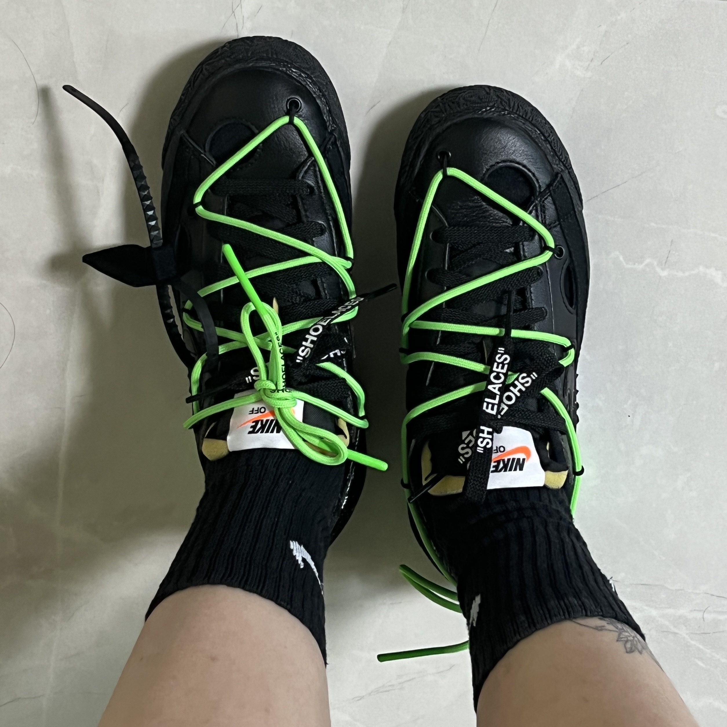 Nike x Off-White Blazer Low '77 Black and Electro Green 착용 스타일 - 4
