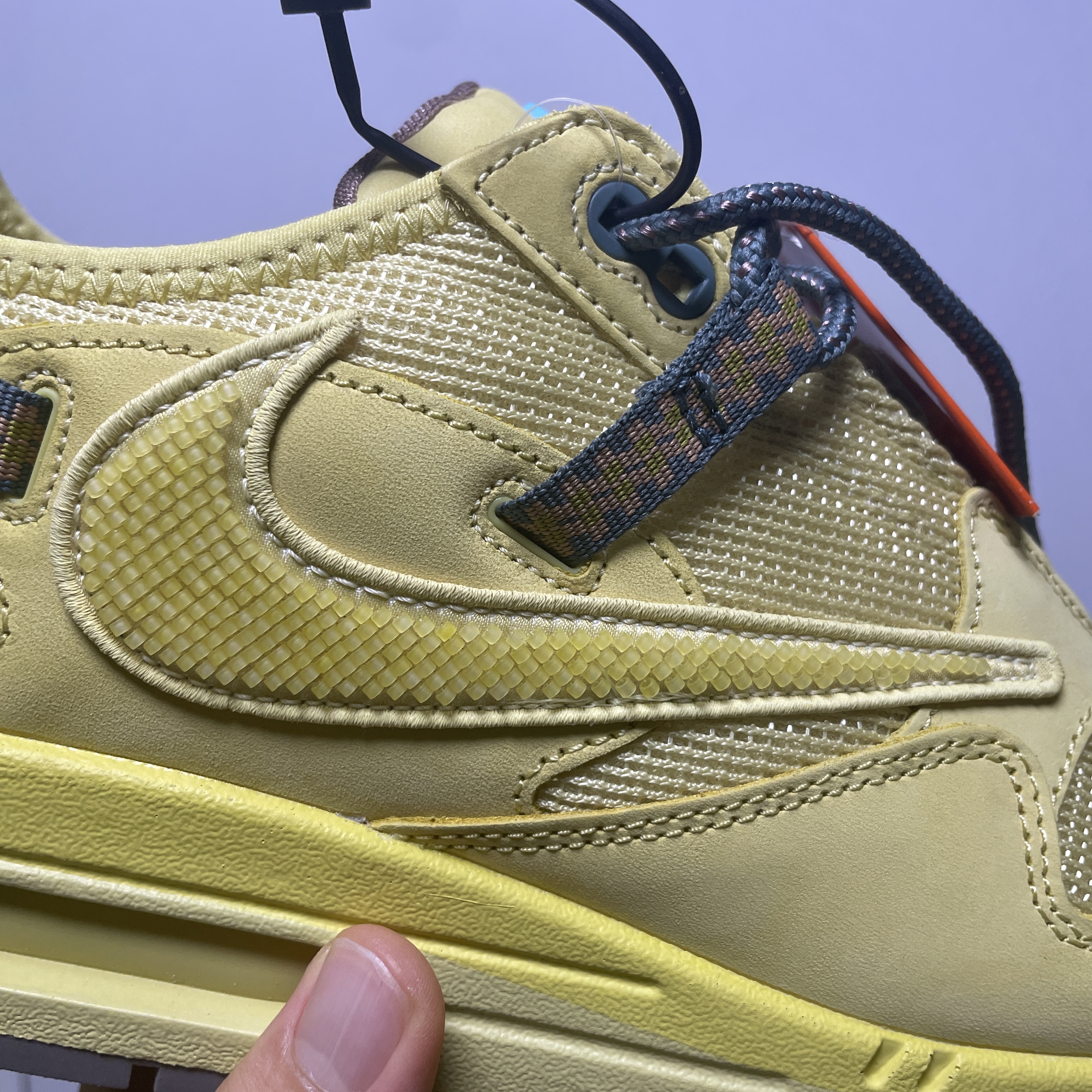 Nike x Travis Scott Air Max 1 Cact.us Gold 착용 스타일 - 3