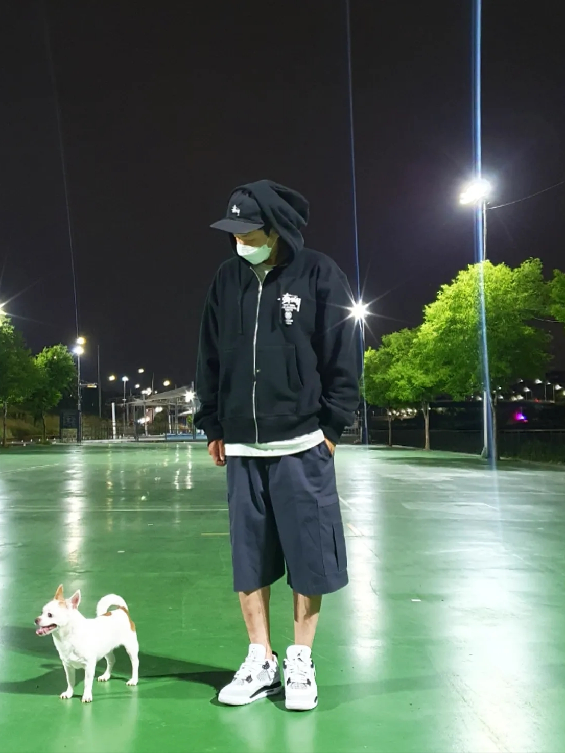 Jordan 4 Retro White and Black, Stussy World Tour Zip Hoodie Black 2022 착용 스타일 - 1