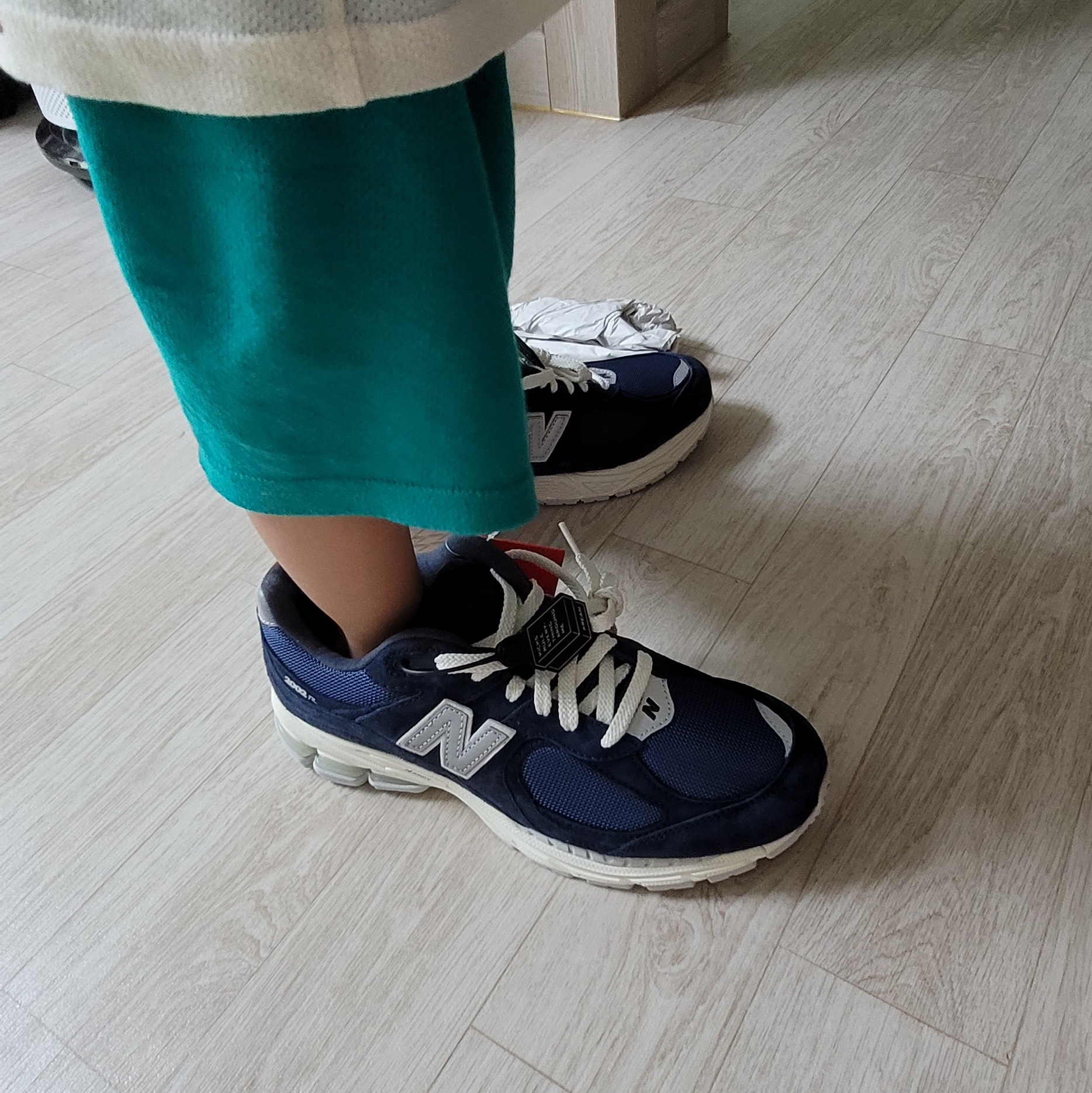 New Balance 2002R Special Vintage Navy 착용 스타일