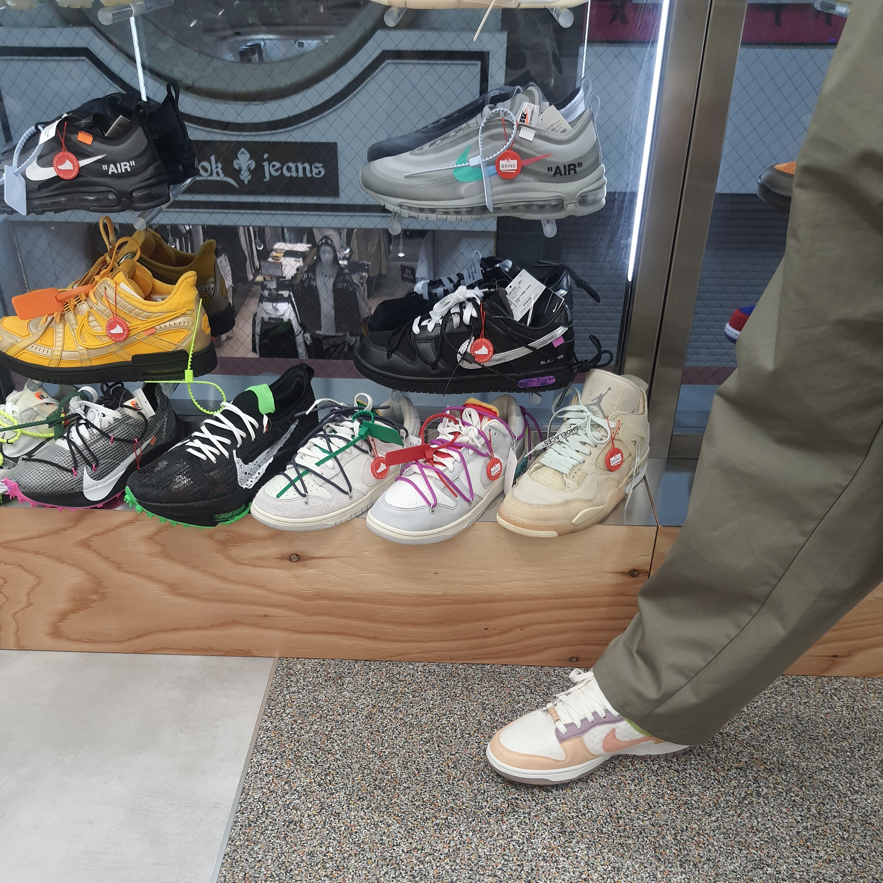 (W) Nike Dunk Low SE Sun Club Sanded Gold, Nike x Off-White Dunk Low The 50 - Lot 18 착용 스타일 - 3