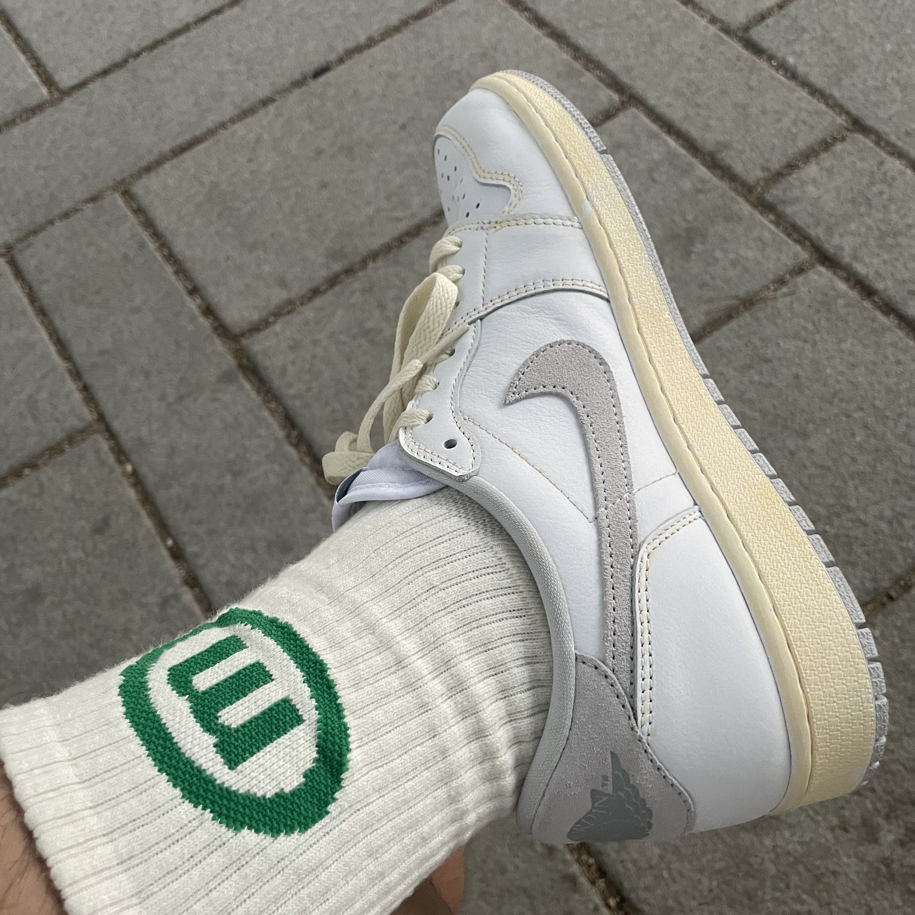 Jordan 1 Low OG Neutral Grey, IAB Studio Woven Shorts Gray 착용 스타일