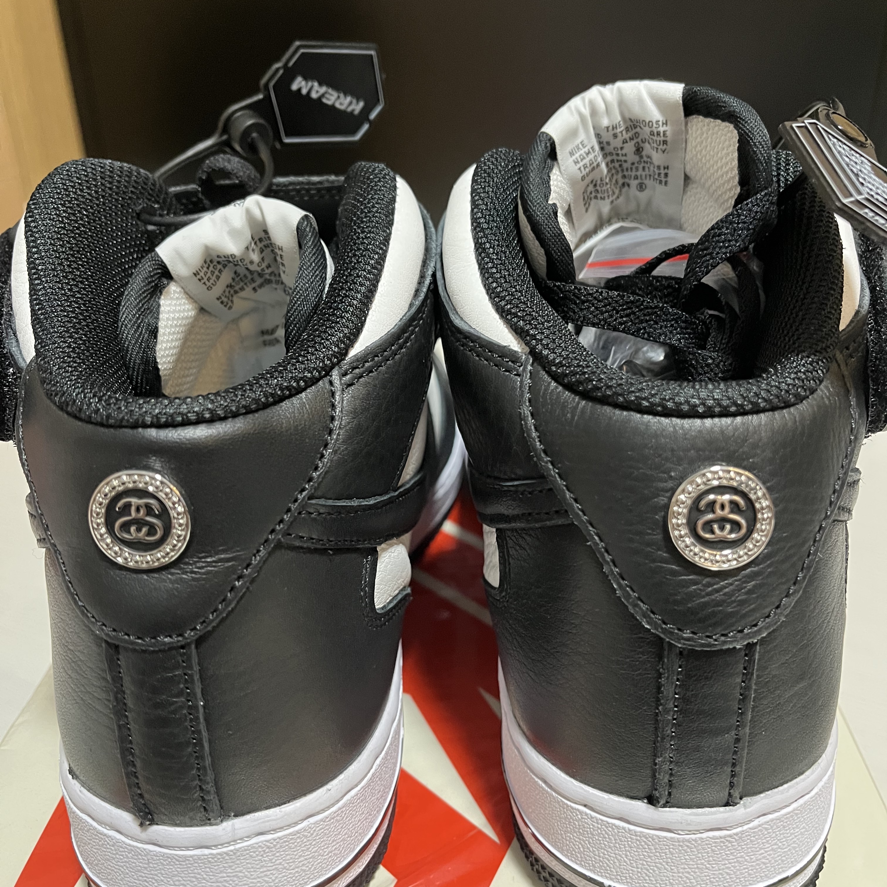Nike x Stussy Air Force 1 '07 Mid SP Black and Light Bone 착용 스타일 - 3