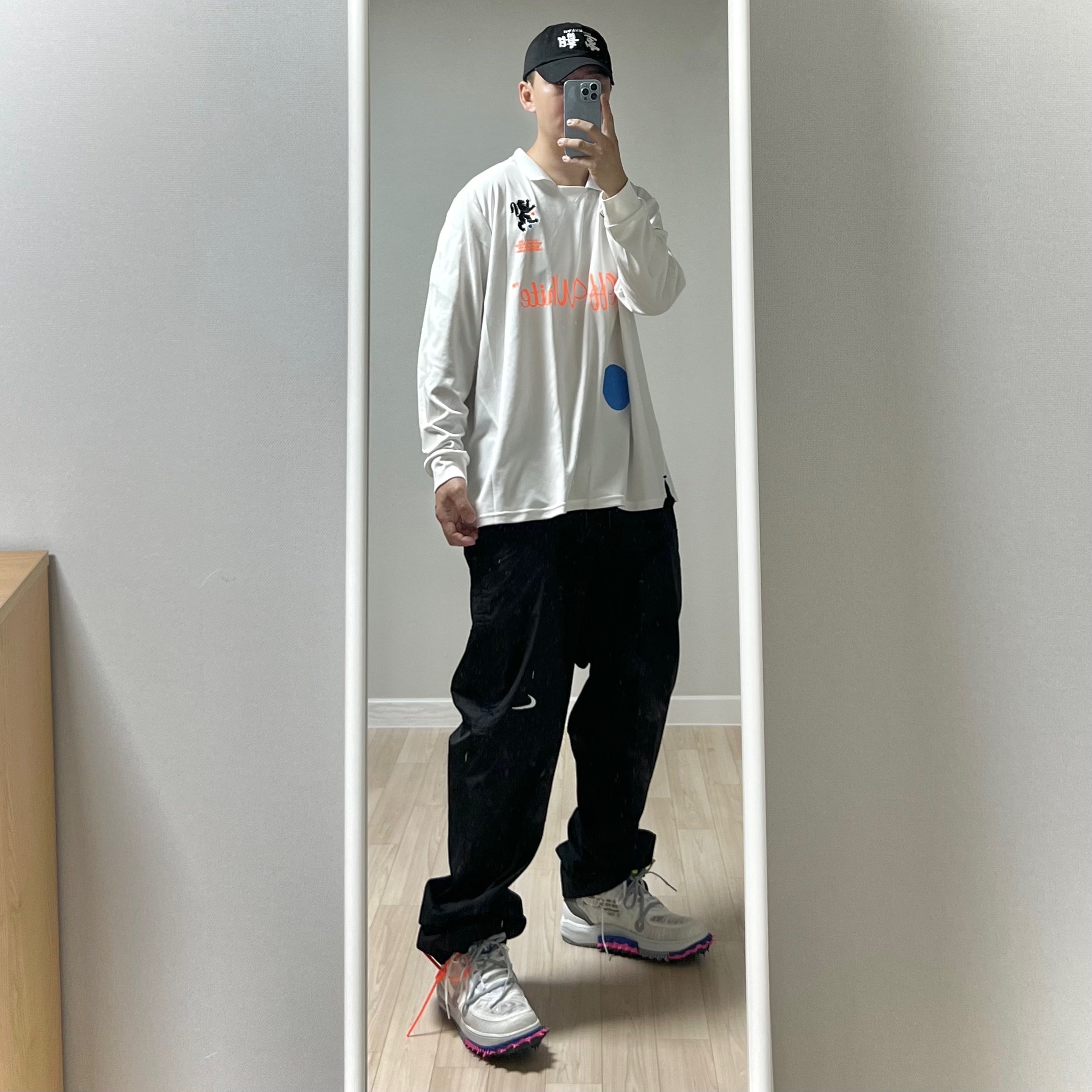 Darkr8m Studio Upside Down White Logo Cap, Nike x Off-White Air Force 1 Mid SP White 착용 스타일 - 2