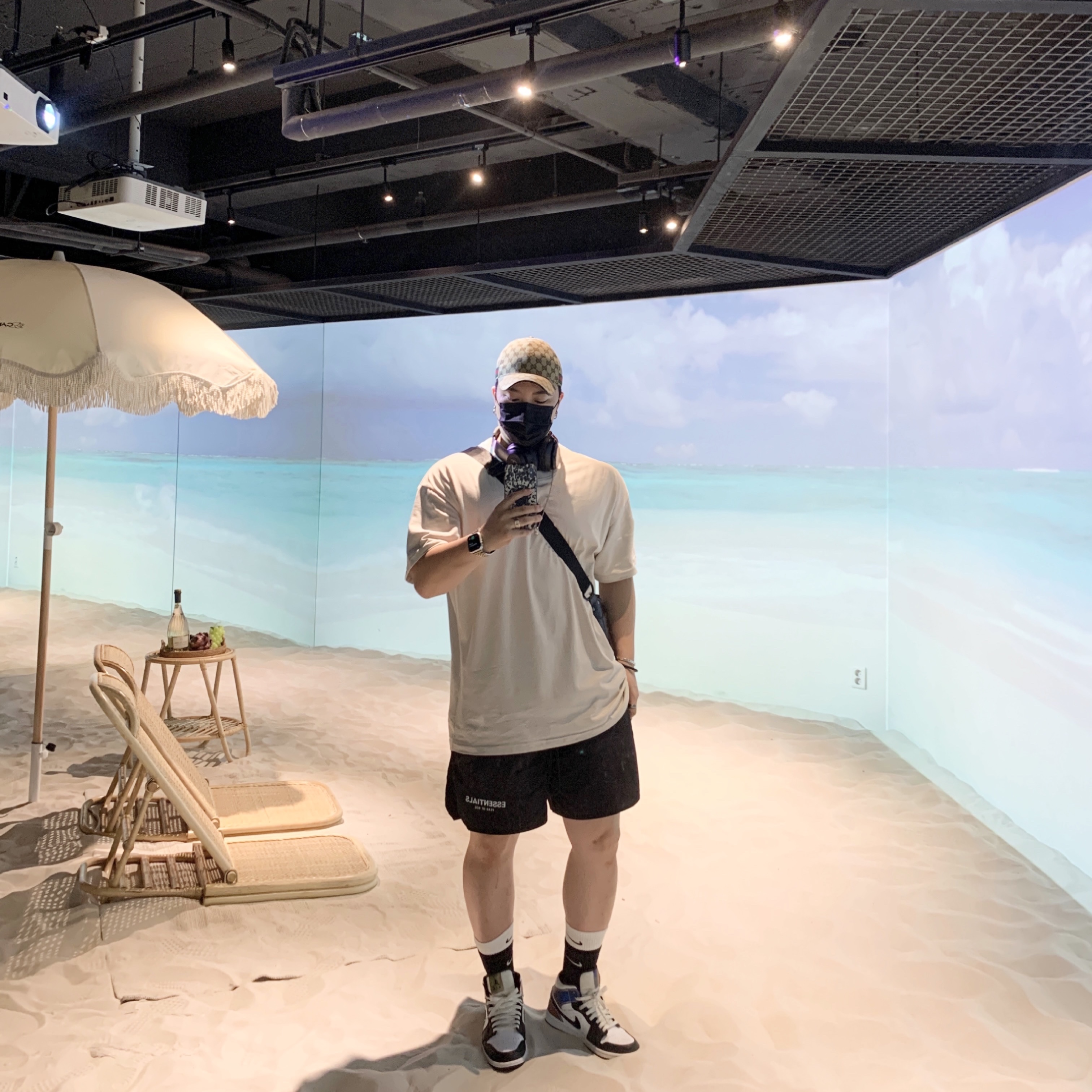 Gucci Original GG Baseball Hat with Web Beige Ebony, Essentials Volley Shorts Black - 21SS 착용 스타일 - 1