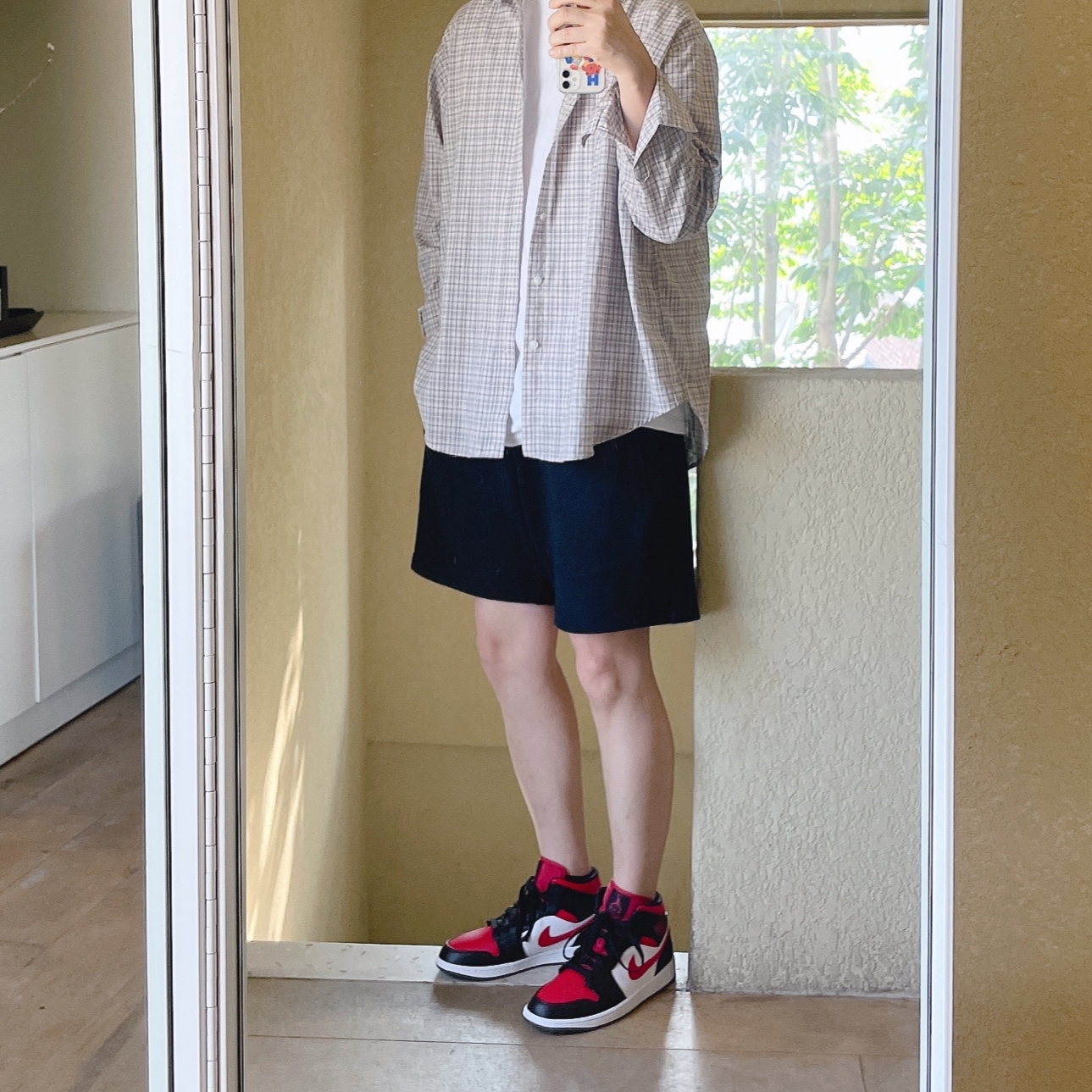 Jordan 1 Mid Black Fire Red 착용 스타일 - 3