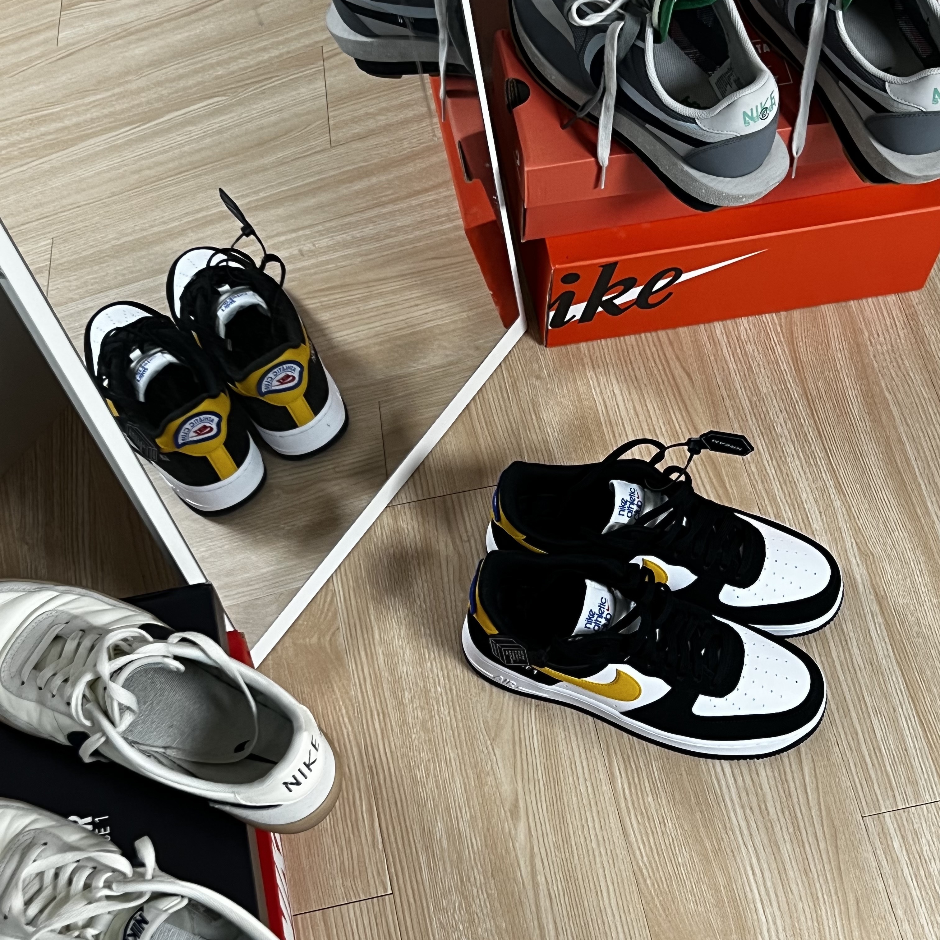 Nike x J.Crew Killshot 2 Sail Midnight Navy, Nike Air Force 1 '07 LV8 Athletic Club Black Dark Sulfur 착용 스타일