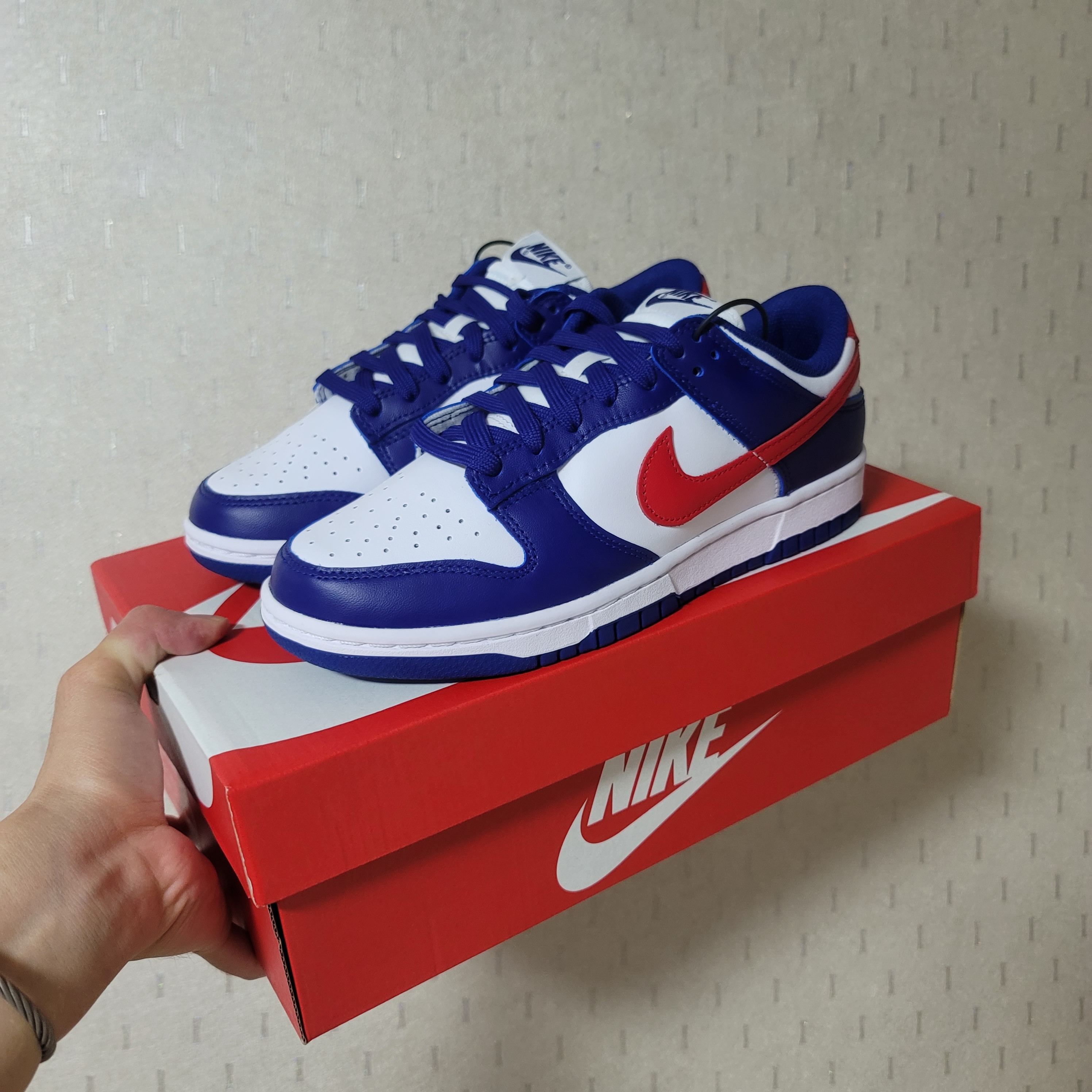 (W) Nike Dunk Low White and University Red 착용 스타일