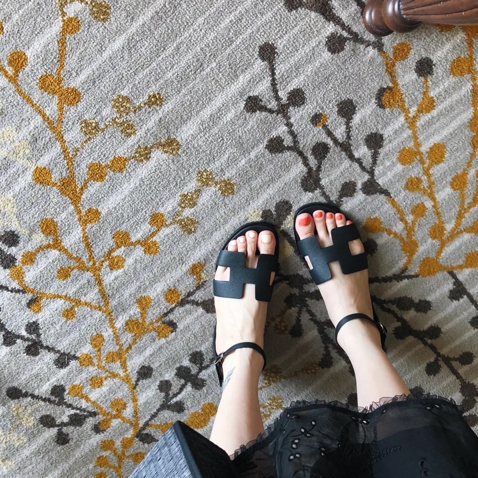 (W) Hermes Santorini Sandal Calfskin & Noir 착용 스타일 - 1