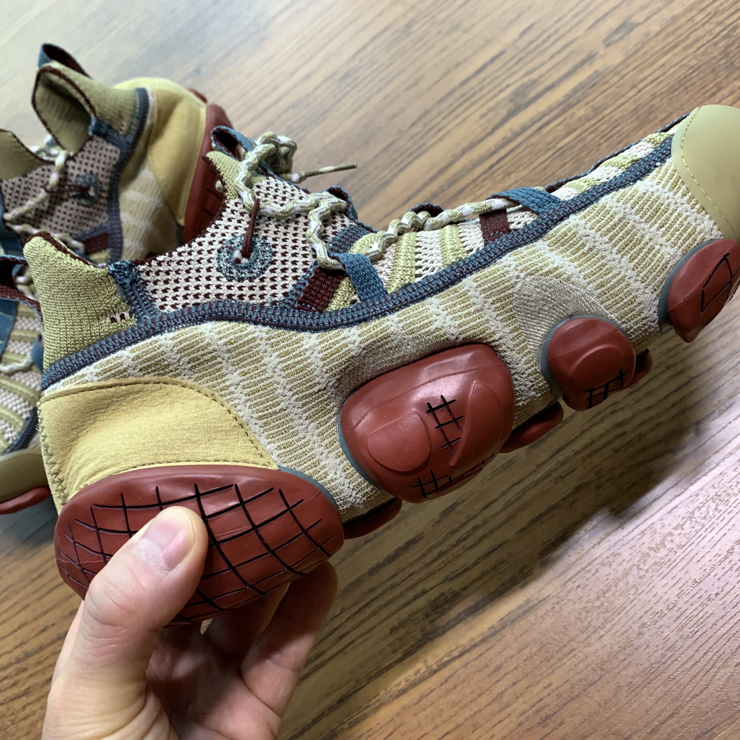 Nike ISPA Link Barley and Desert Moss 착용 스타일 - 3
