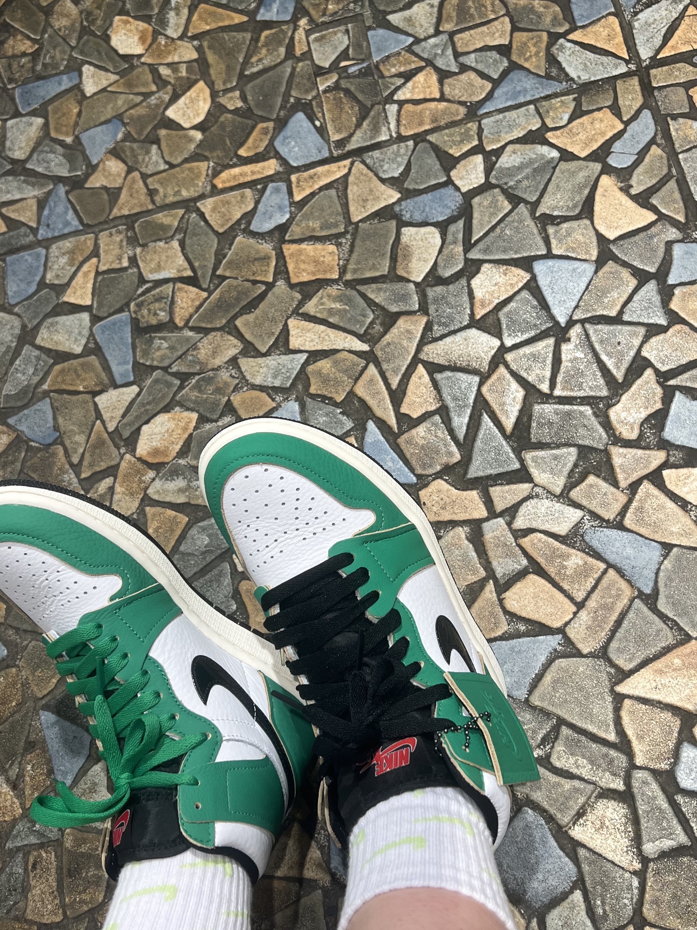 (W) Jordan 1 Retro High OG Lucky Green 착용 스타일 - 3