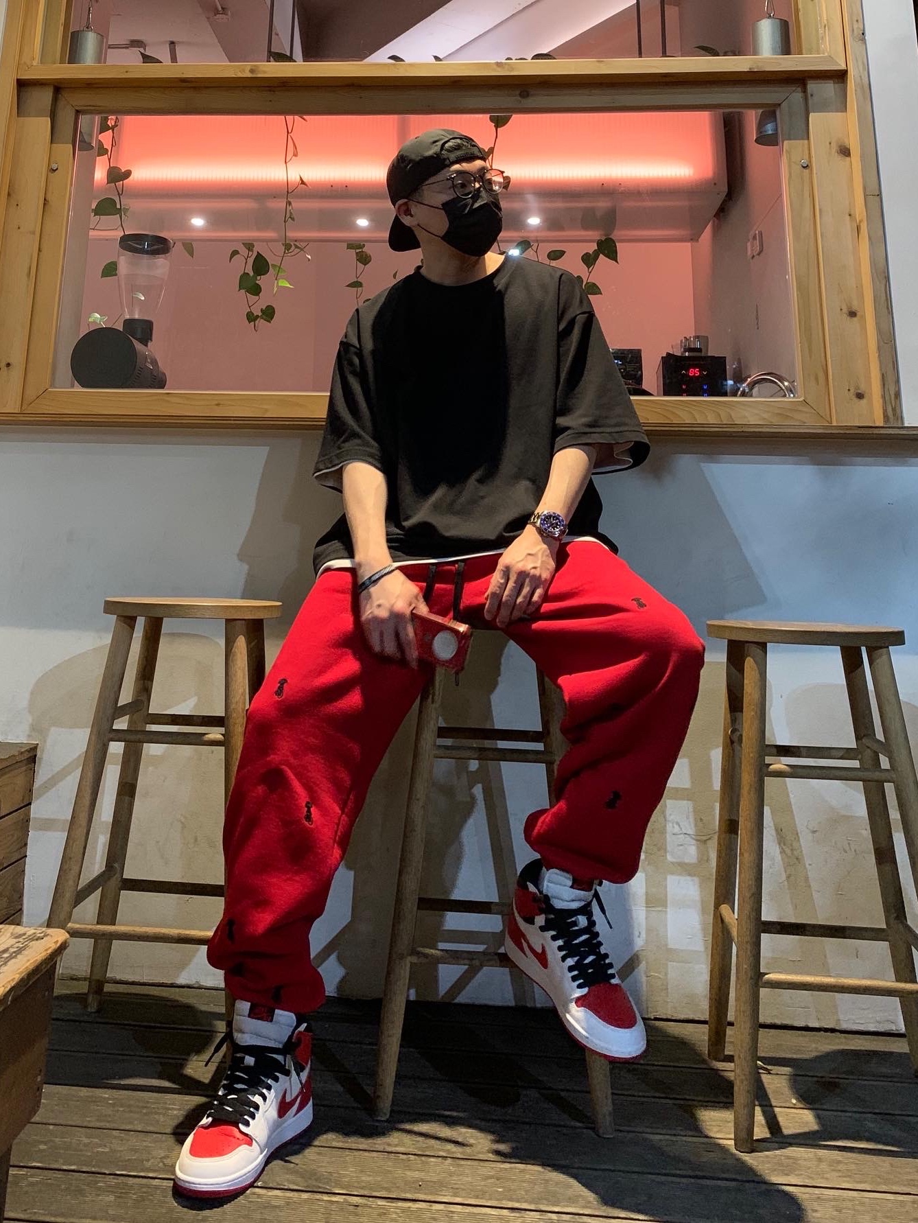 Jordan 1 Retro High OG Heritage, Essentials x New Era Retro Crown Strapback Black 착용 스타일 - 1