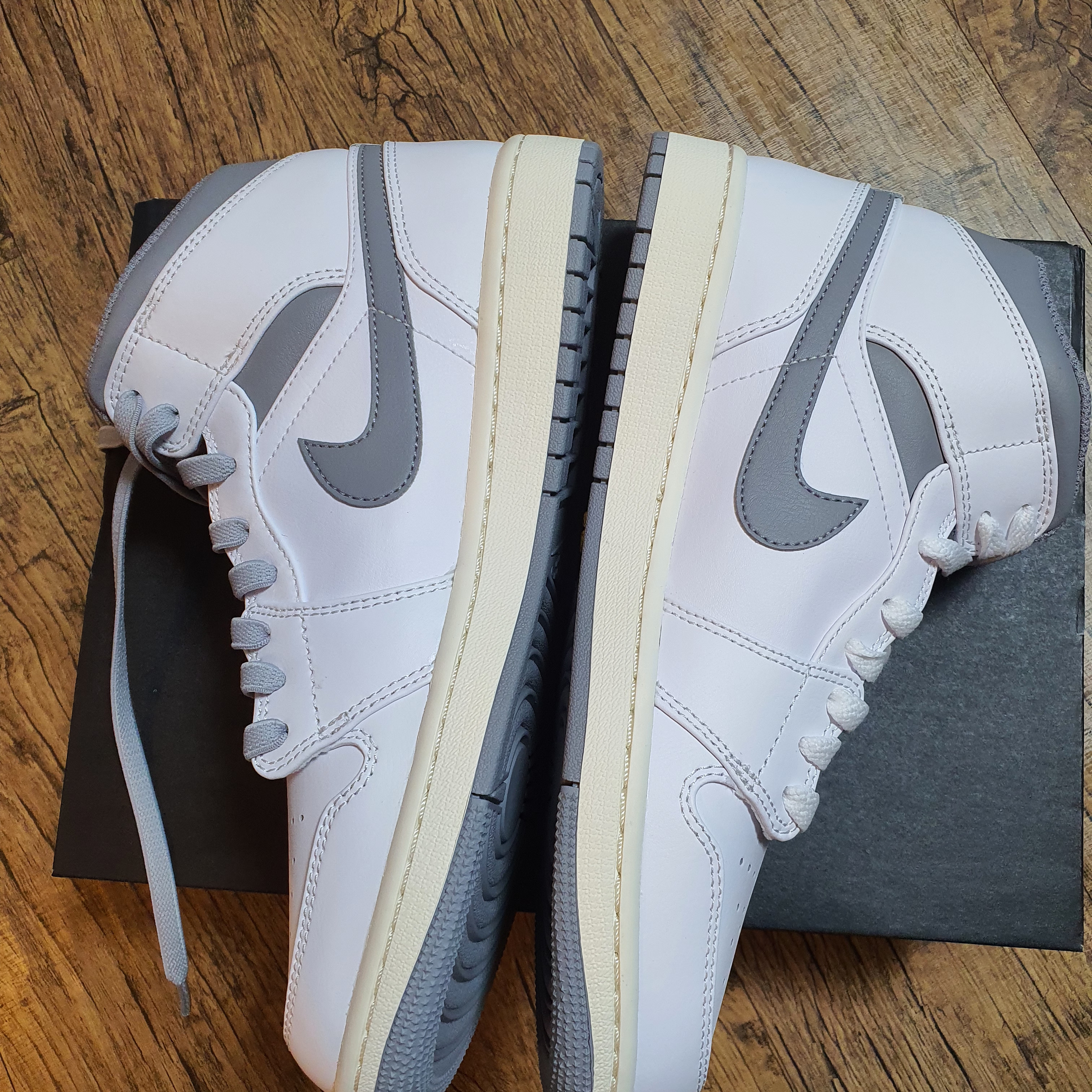 Jordan 1 Mid White Stealth 착용 스타일 - 3