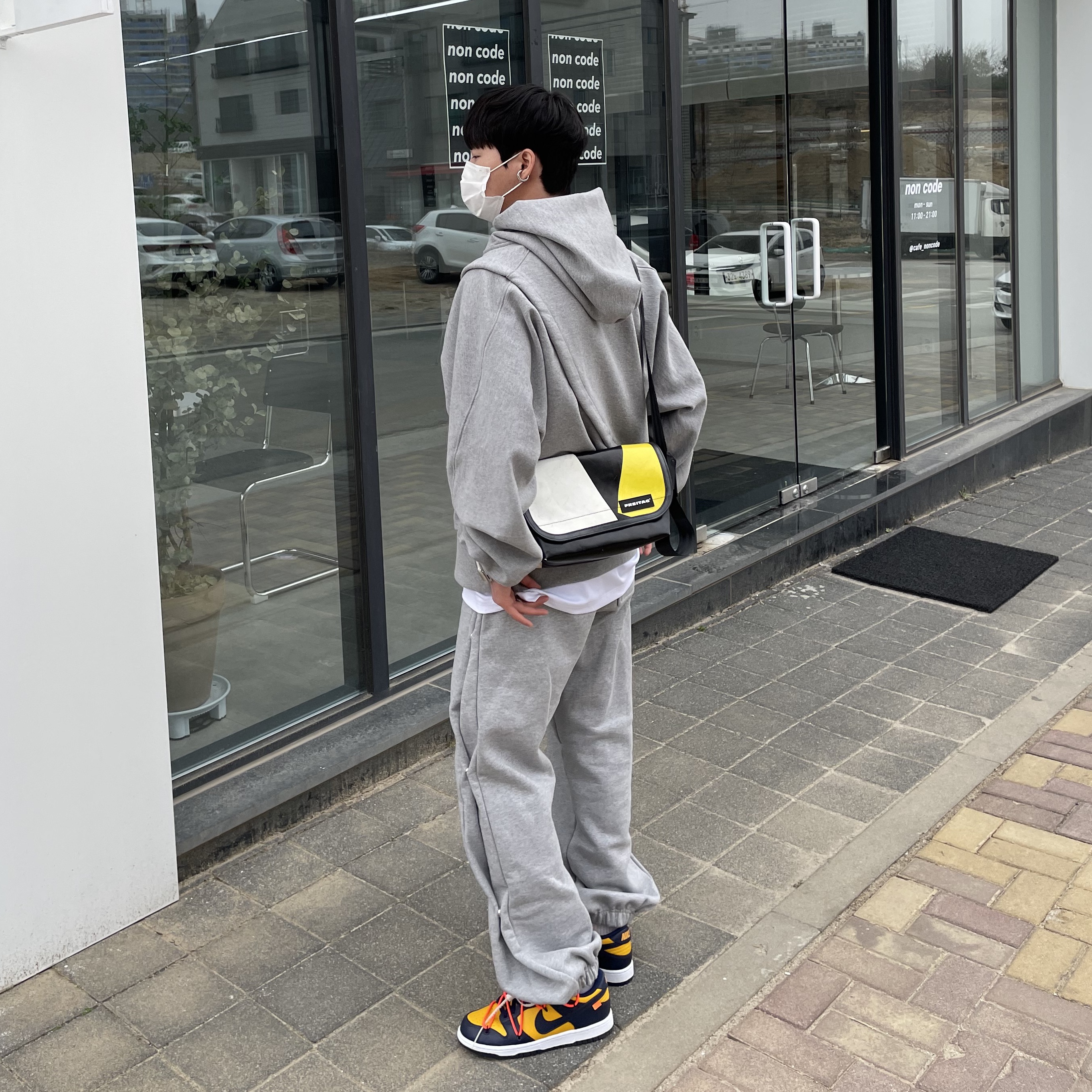 Nike x Off-White Dunk Low University Gold Midnight Navy 착용 스타일