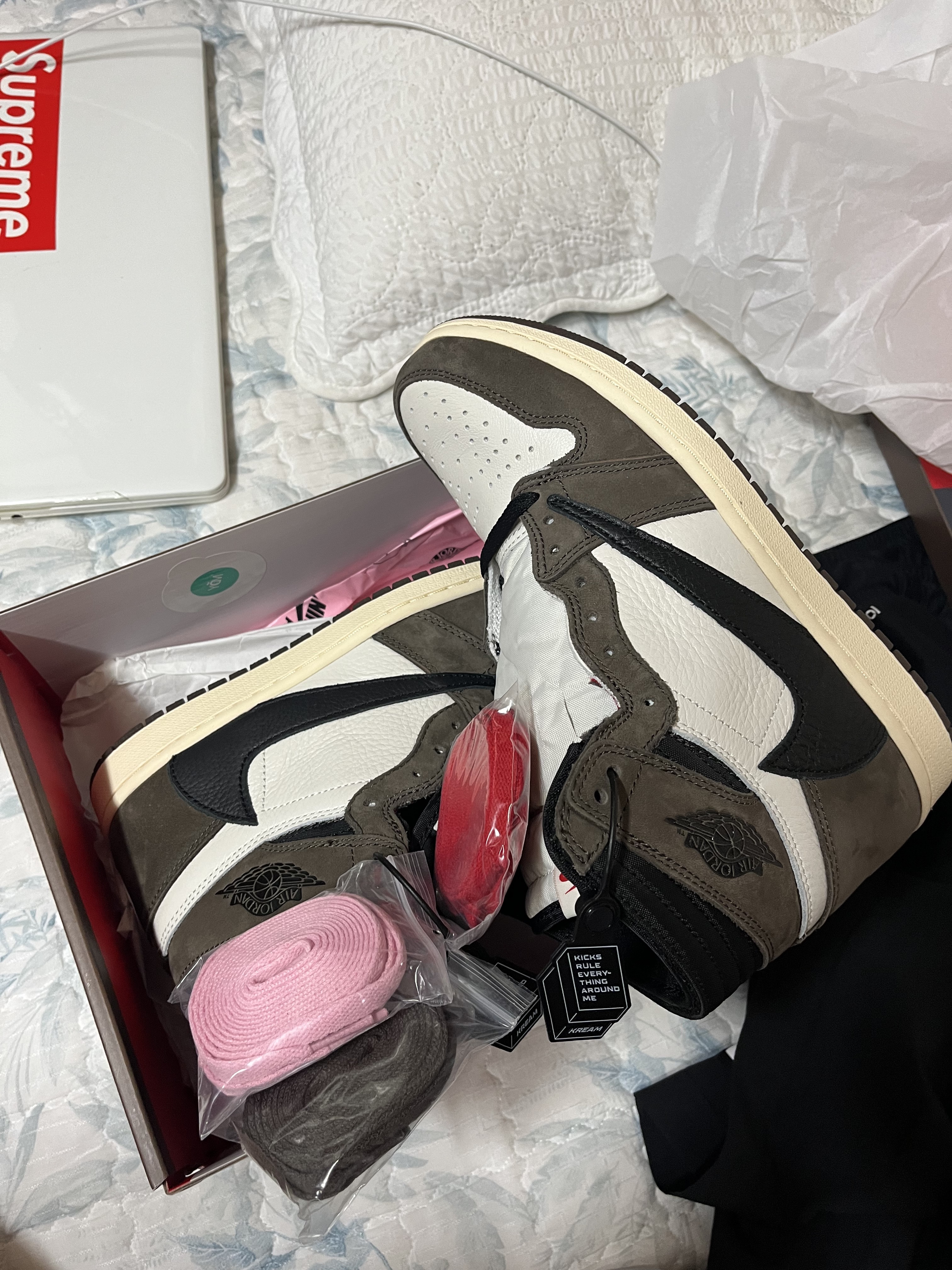 Jordan 1 x Travis Scott Retro High OG SP Mocha, Jordan 1 x Travis Scott x Fragment Retro Low OG SP Military Blue 착용 스타일 - 1