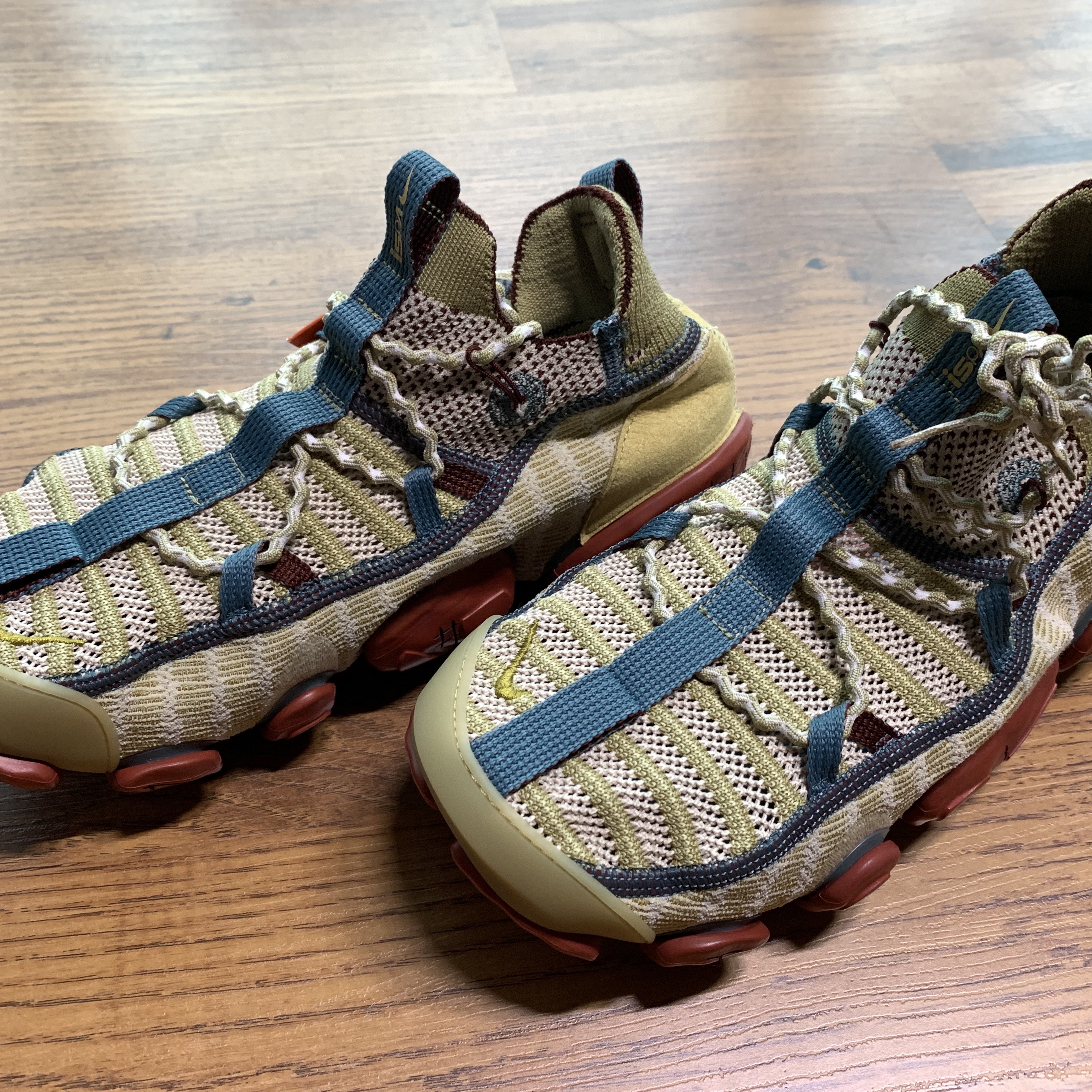 Nike ISPA Link Barley and Desert Moss 착용 스타일 - 1