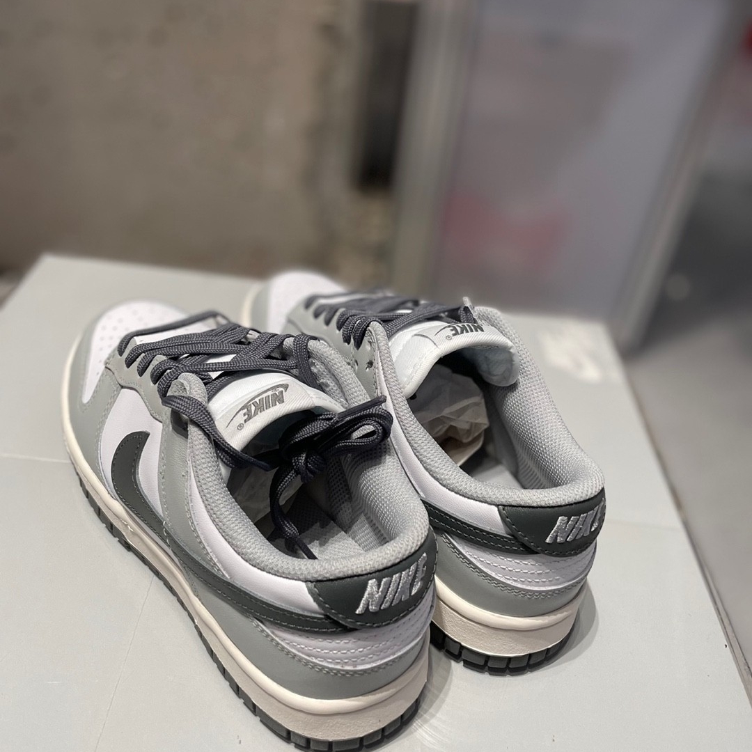 (W) Nike Dunk Low Light Smoke Grey, Jordan 1 x Travis Scott x Fragment Retro Low OG SP Military Blue 착용 스타일 - 3