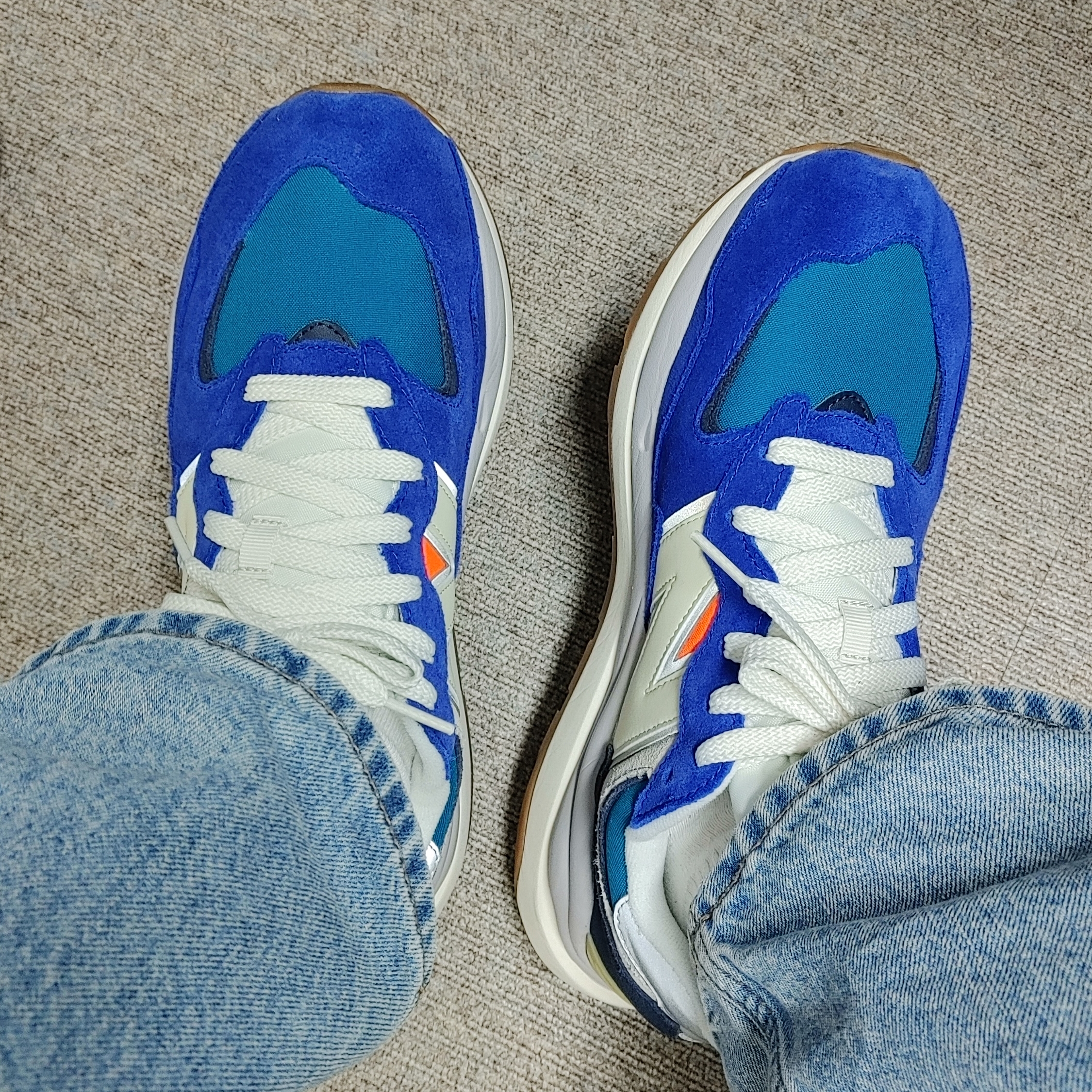 New Balance 5740 Incubation Pack Team Royal Orange 착용 스타일