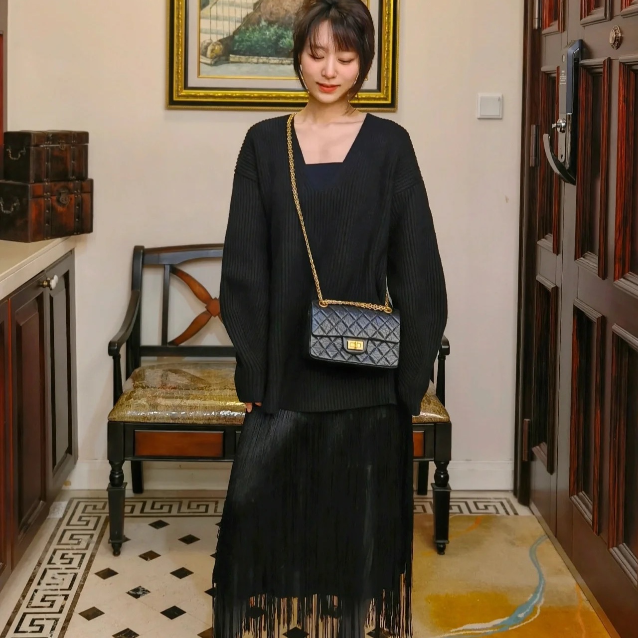 Chanel Mini 2.55 Handbag Aged Calfskin & Gold Black 착용 스타일 - 2