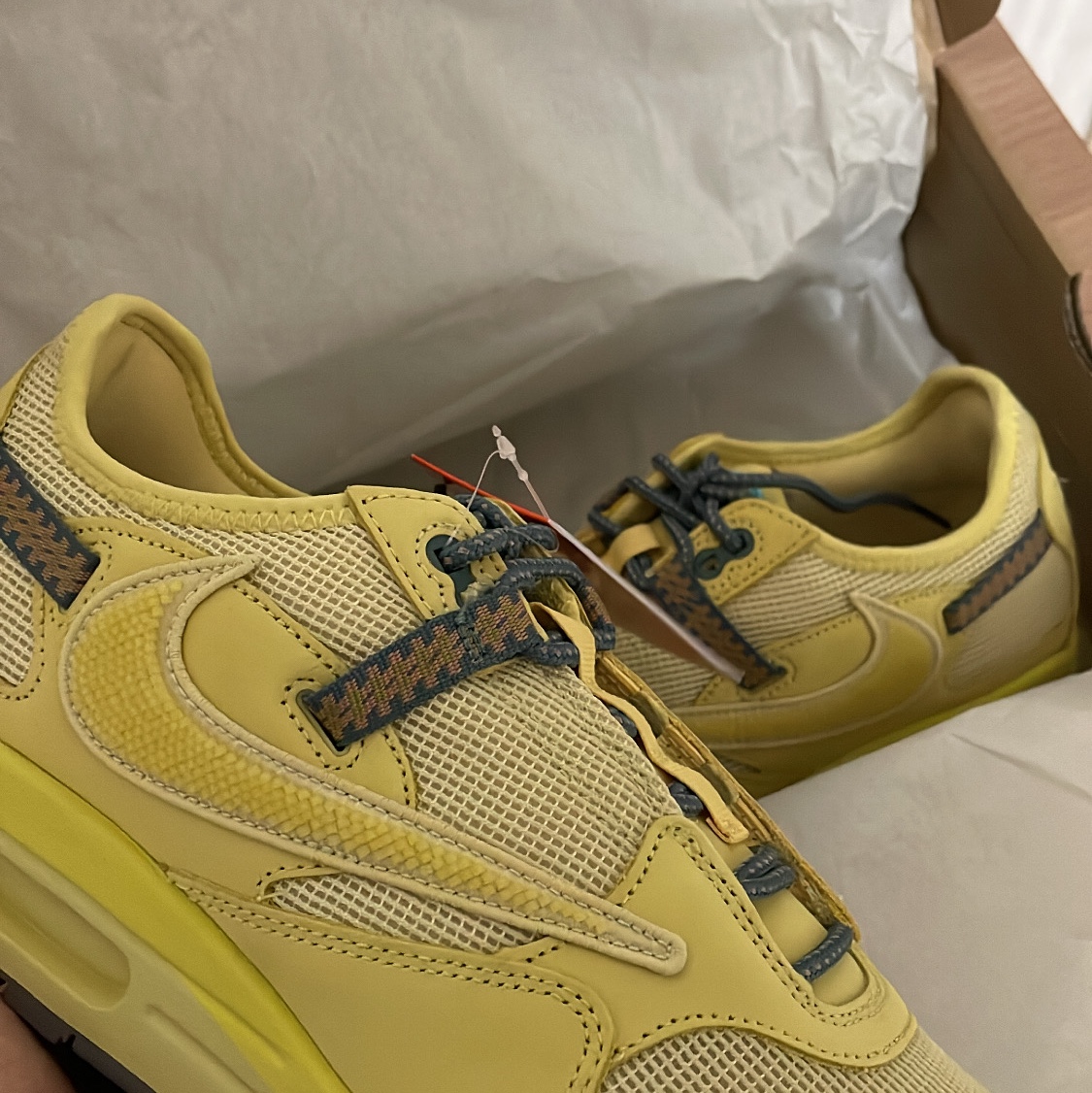 Nike x Travis Scott Air Max 1 Cact.us Gold 착용 스타일 - 1