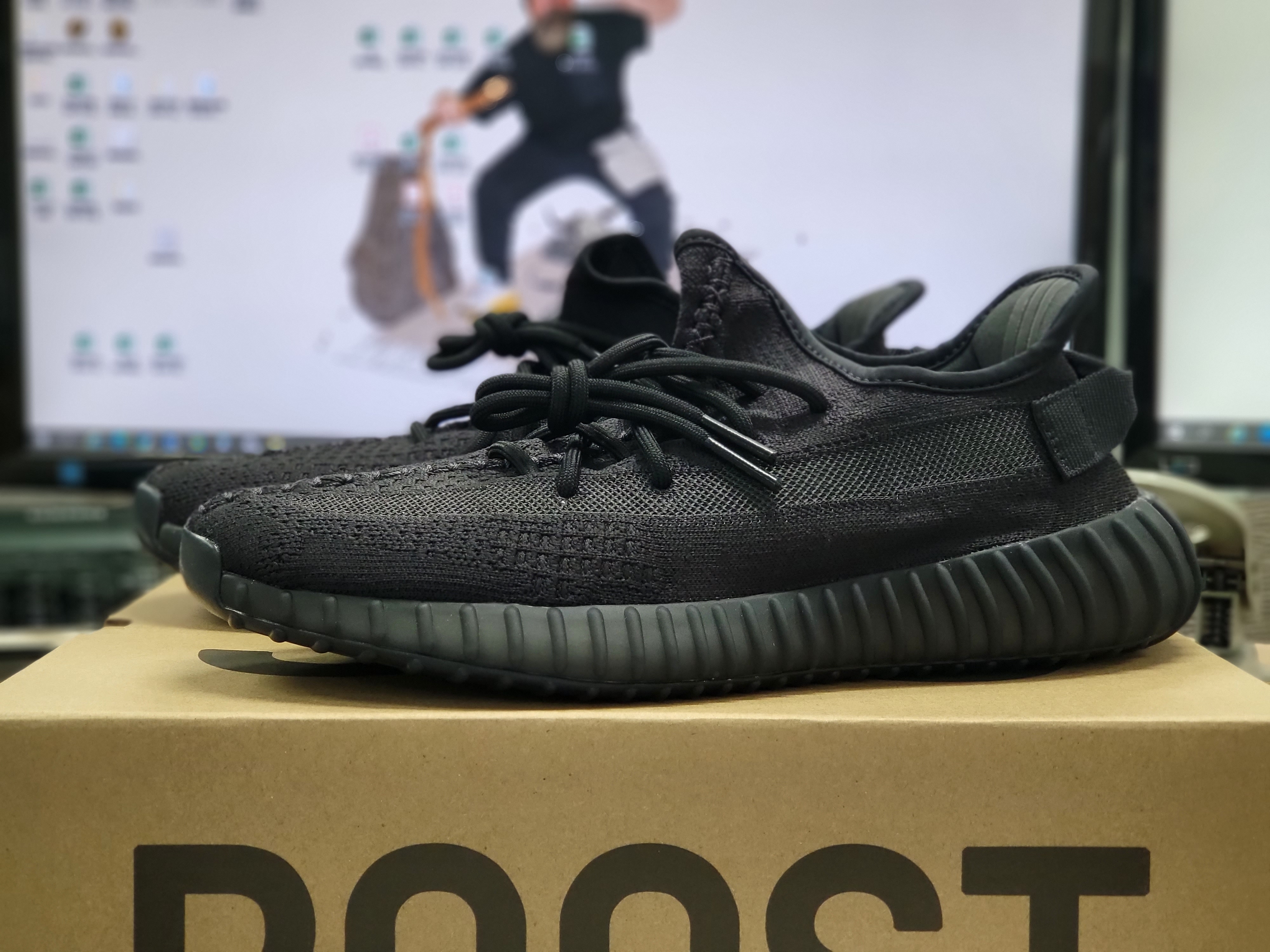 Adidas Yeezy Boost 350 V2 Onyx 착용 스타일