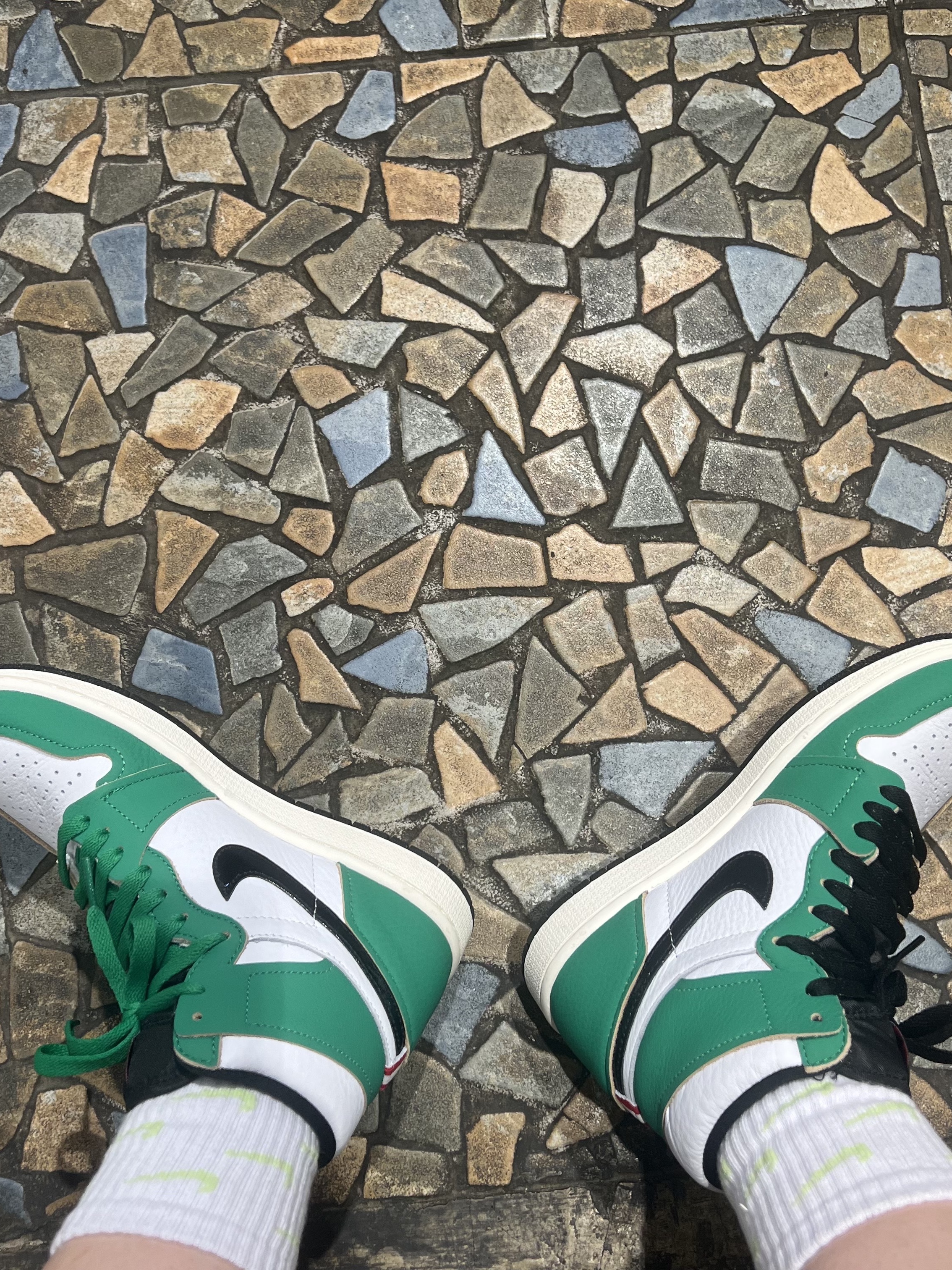 (W) Jordan 1 Retro High OG Lucky Green 착용 스타일 - 4