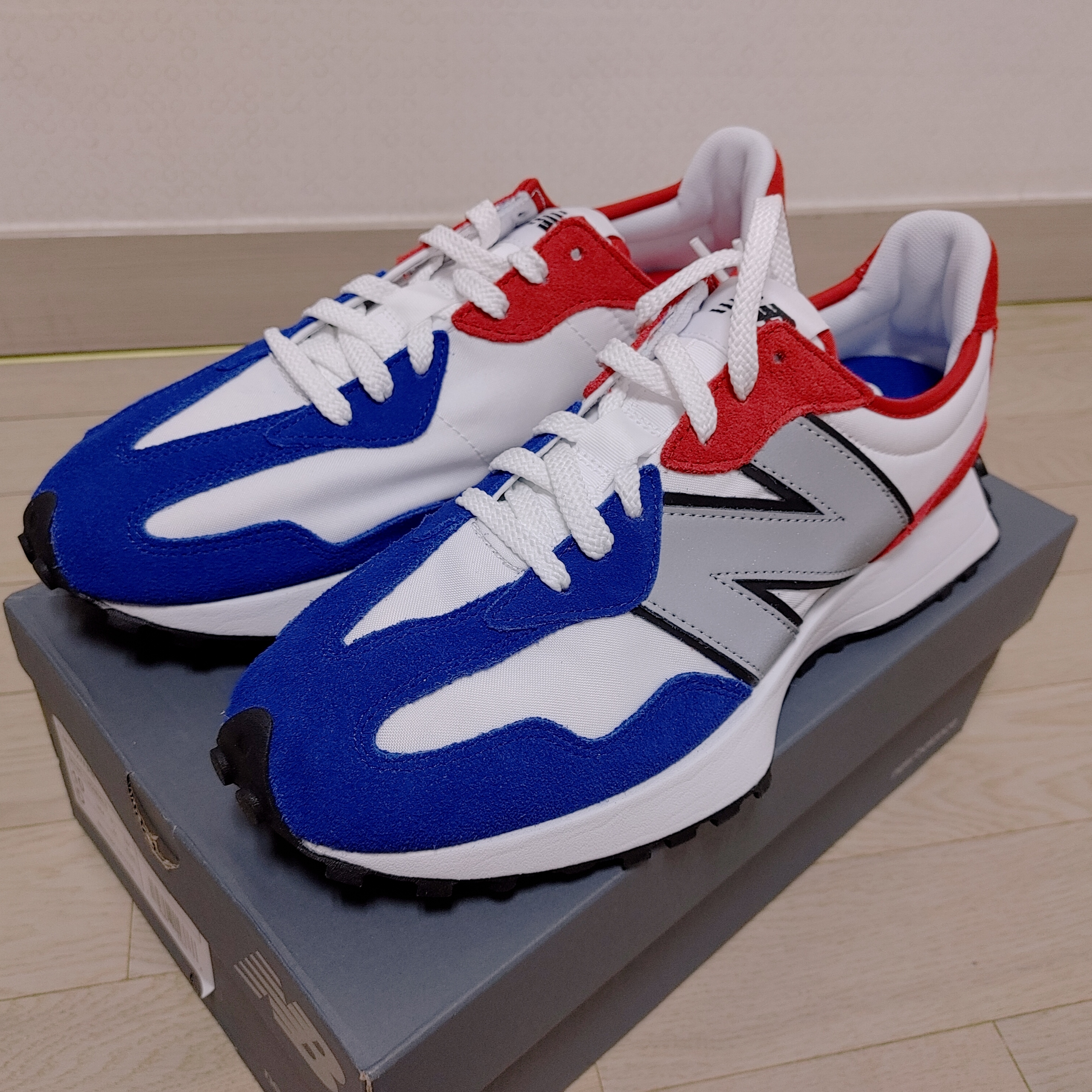 New Balance 327 White Red Blue 착용 스타일 - 2