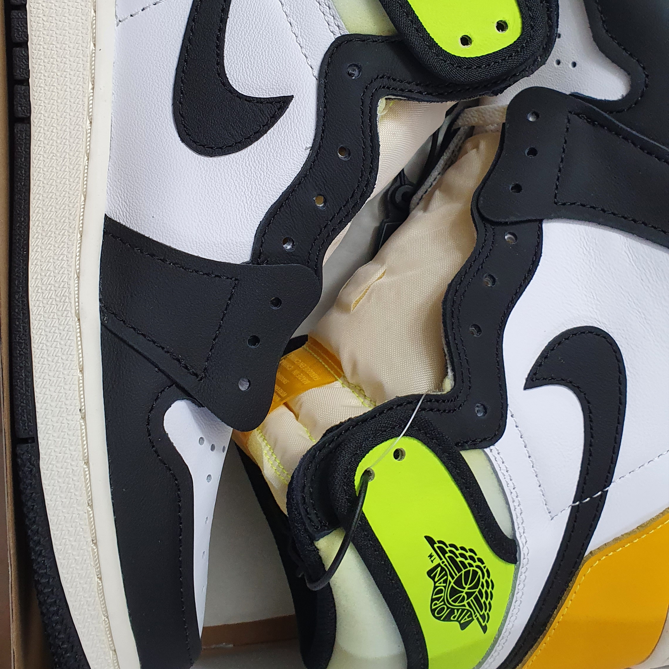 Jordan 1 Retro High OG Volt Gold 착용 스타일