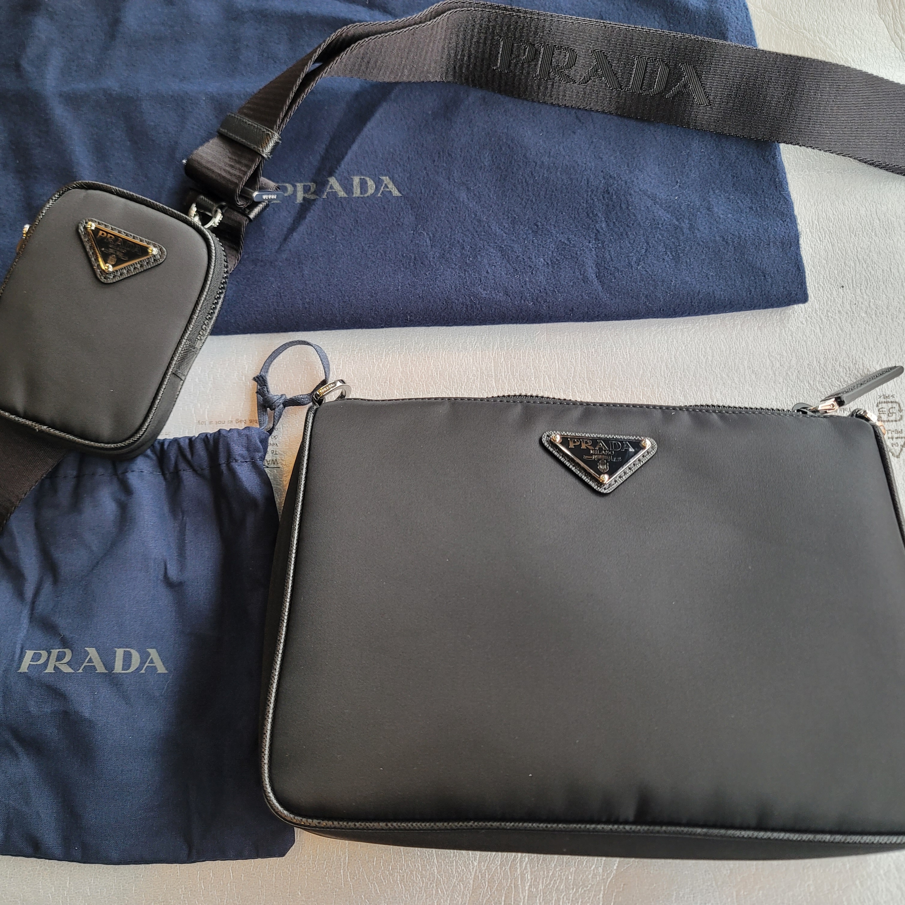 Prada Re-Nylon and Saffiano Leather Shoulder Bag Black 착용 스타일 - 1