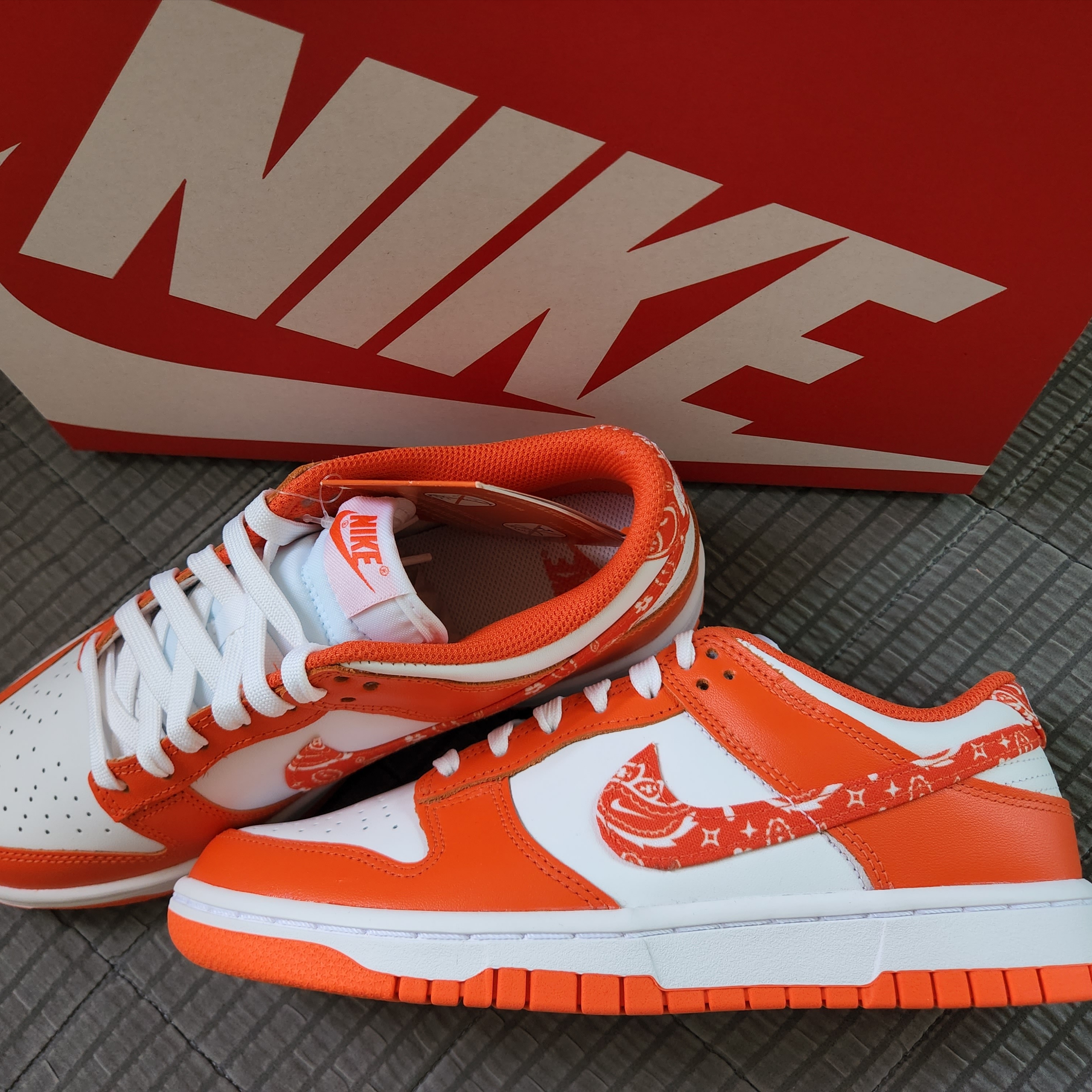 (W) Nike Dunk Low Essential Orange Paisley 착용 스타일 - 1