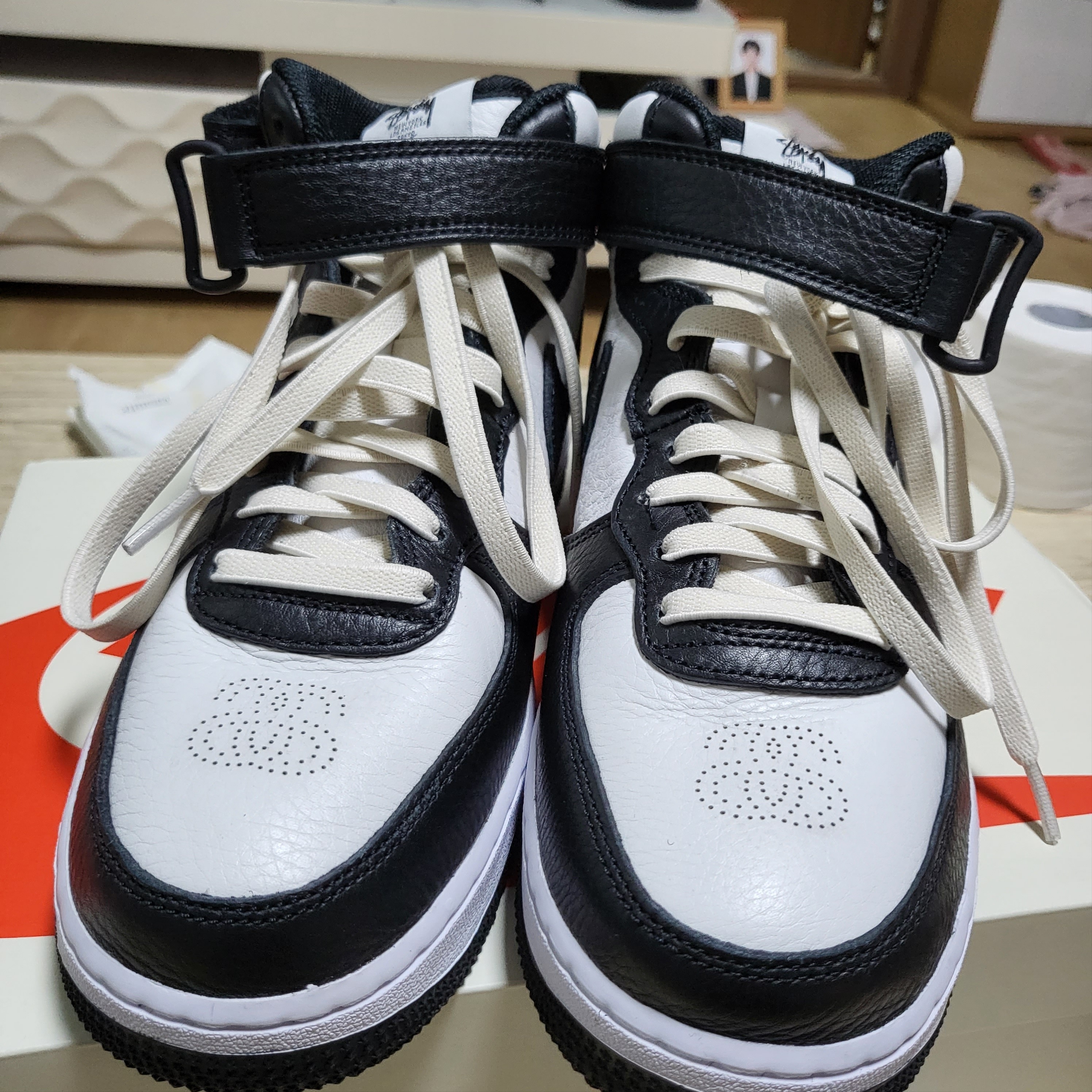 Nike x Stussy Air Force 1 '07 Mid SP Black and Light Bone 착용 스타일 - 3