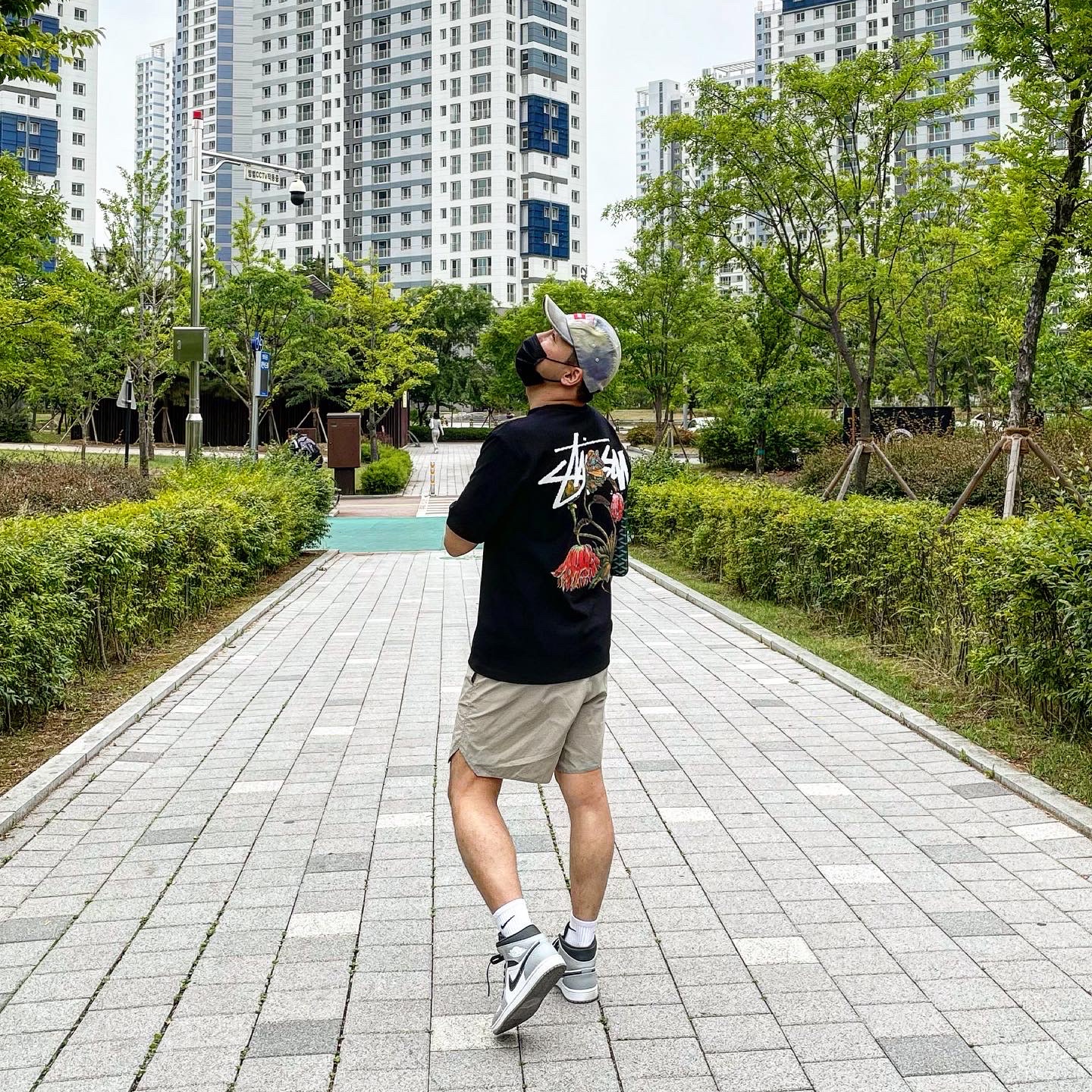 Stussy Withered Flower T-Shirt Black, Jordan 1 Mid Light Smoke Grey Anthracite 착용 스타일 - 1