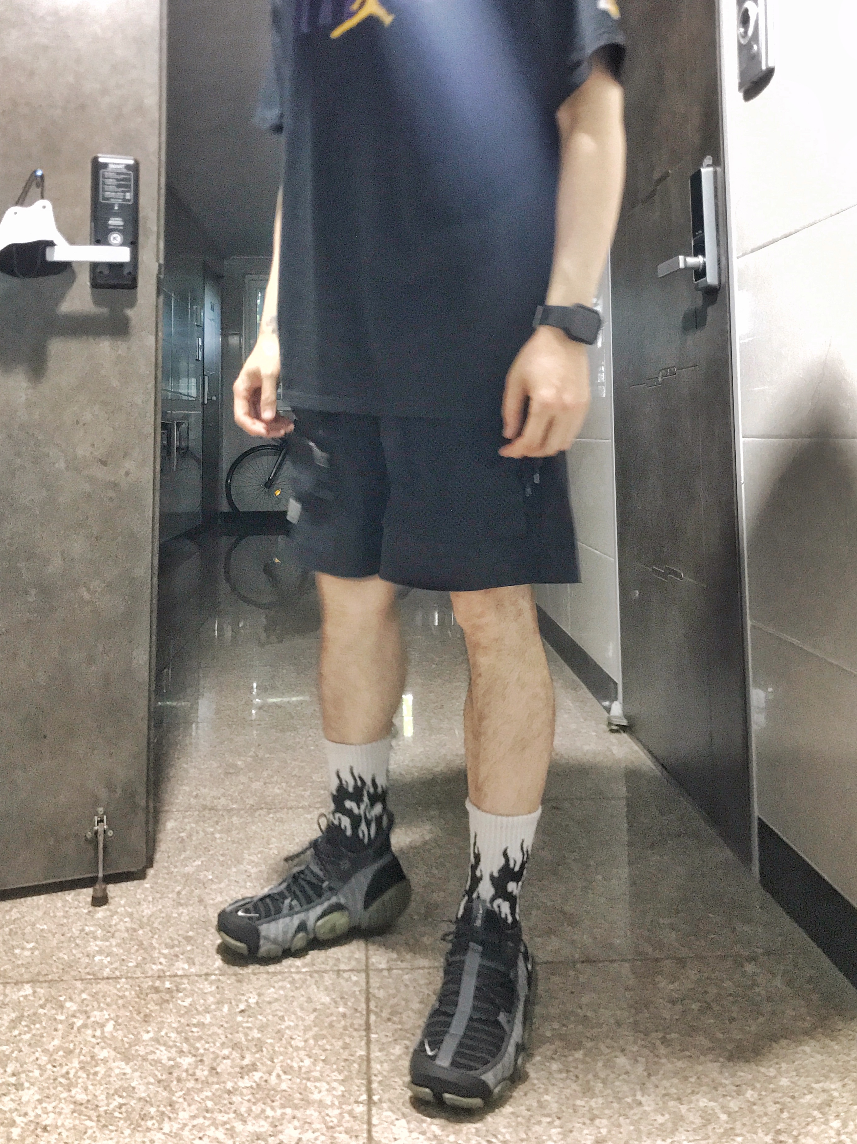Nike ISPA Link Black and Medium Olive 착용 스타일 - 4