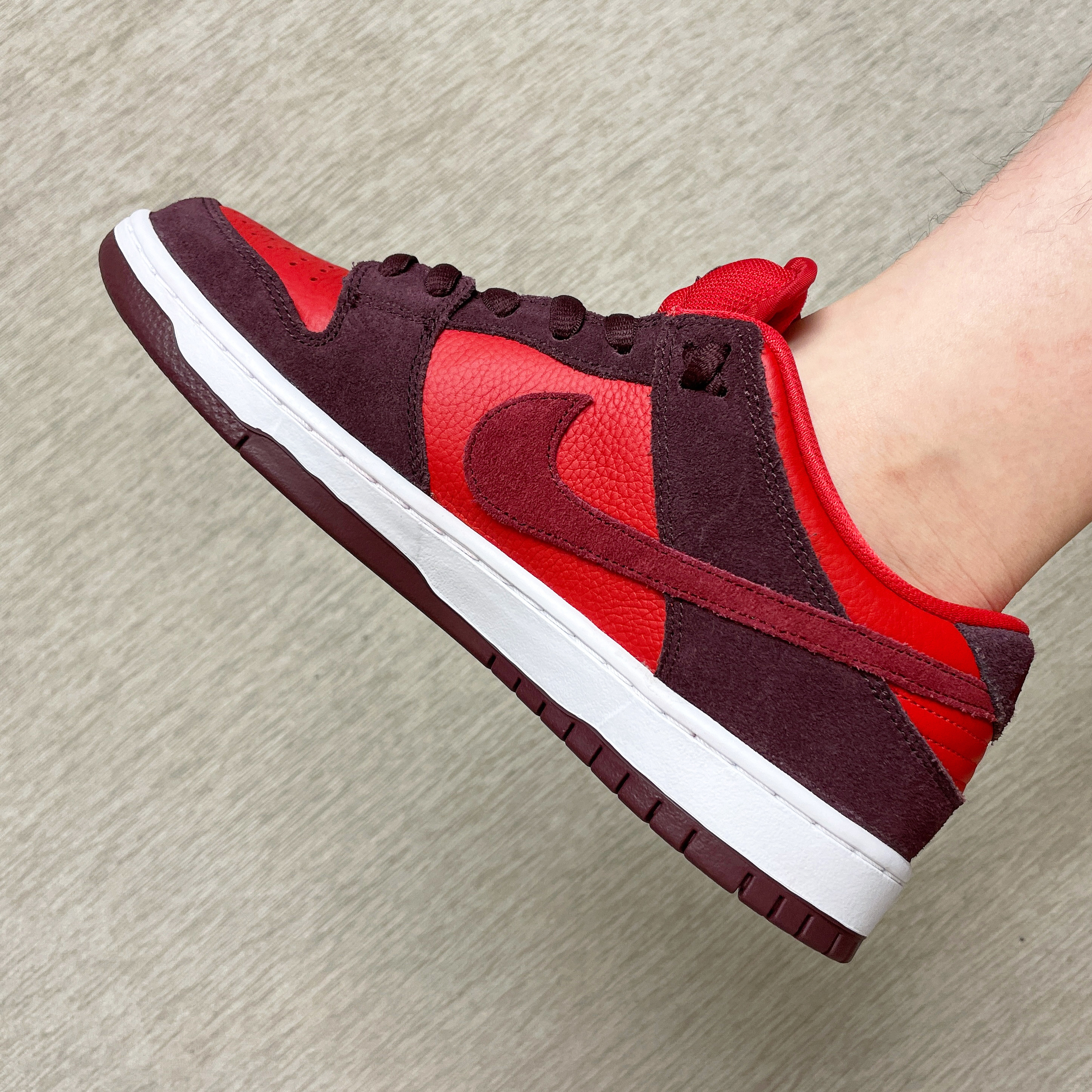 Nike SB Dunk Low Pro Cherry 착용 스타일