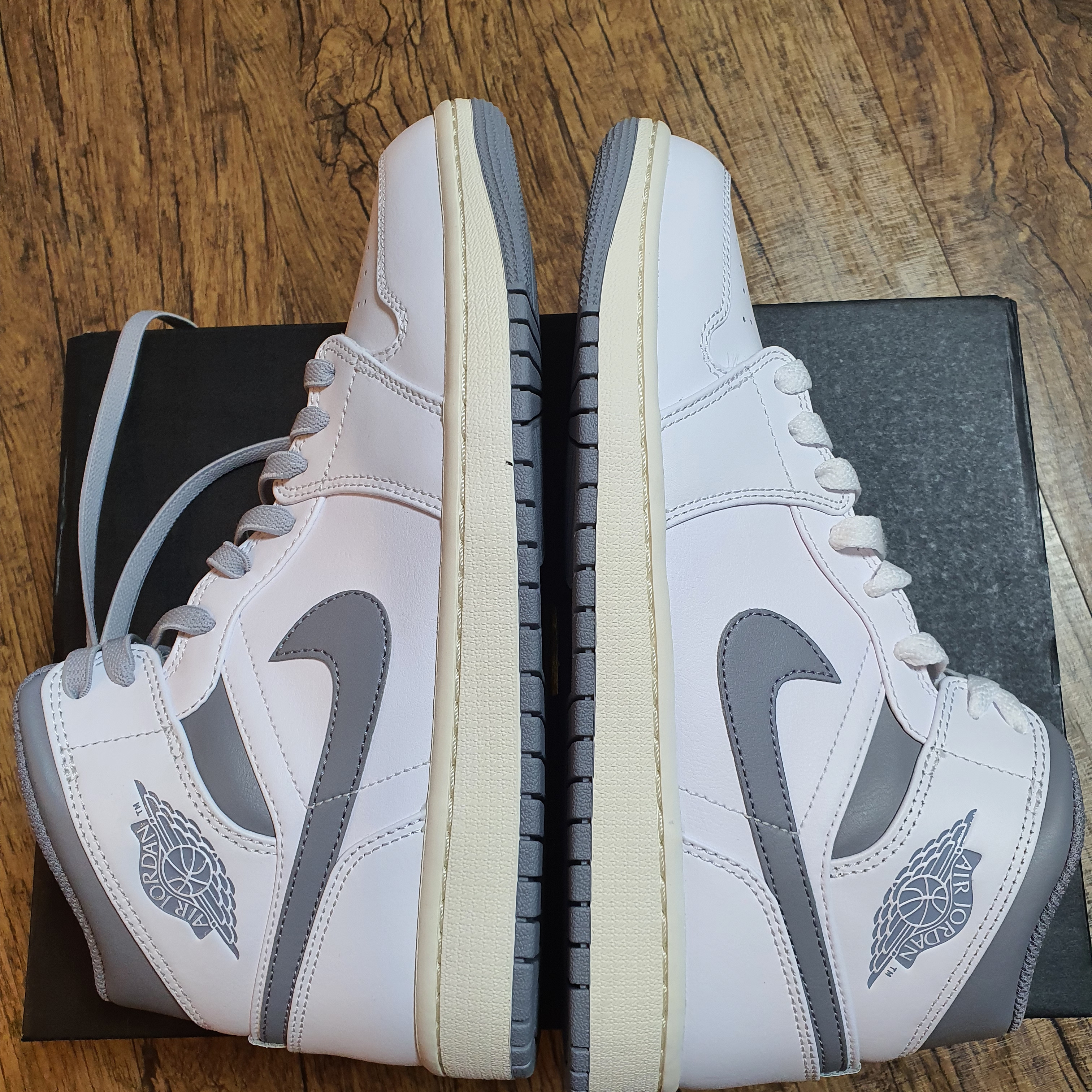 Jordan 1 Mid White Stealth 착용 스타일 - 2
