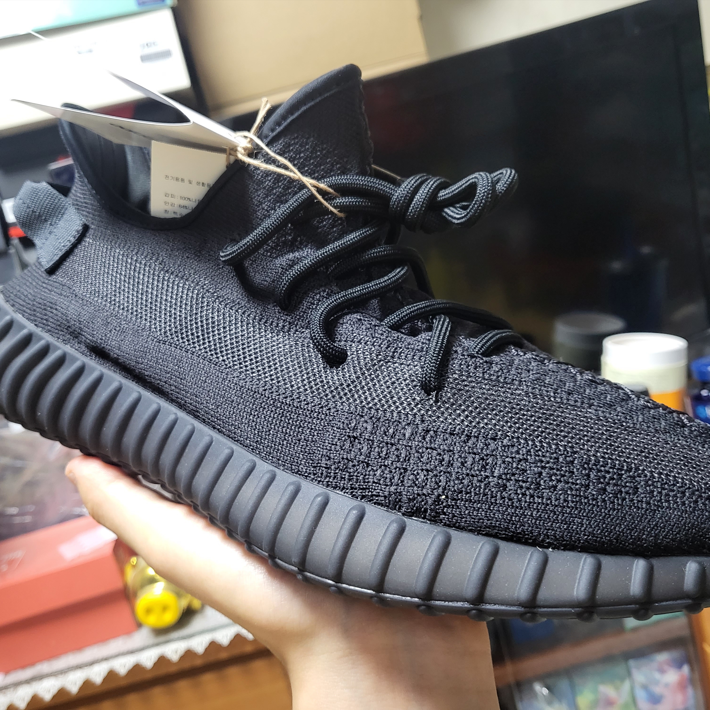 Adidas Yeezy Boost 350 V2 Onyx 착용 스타일