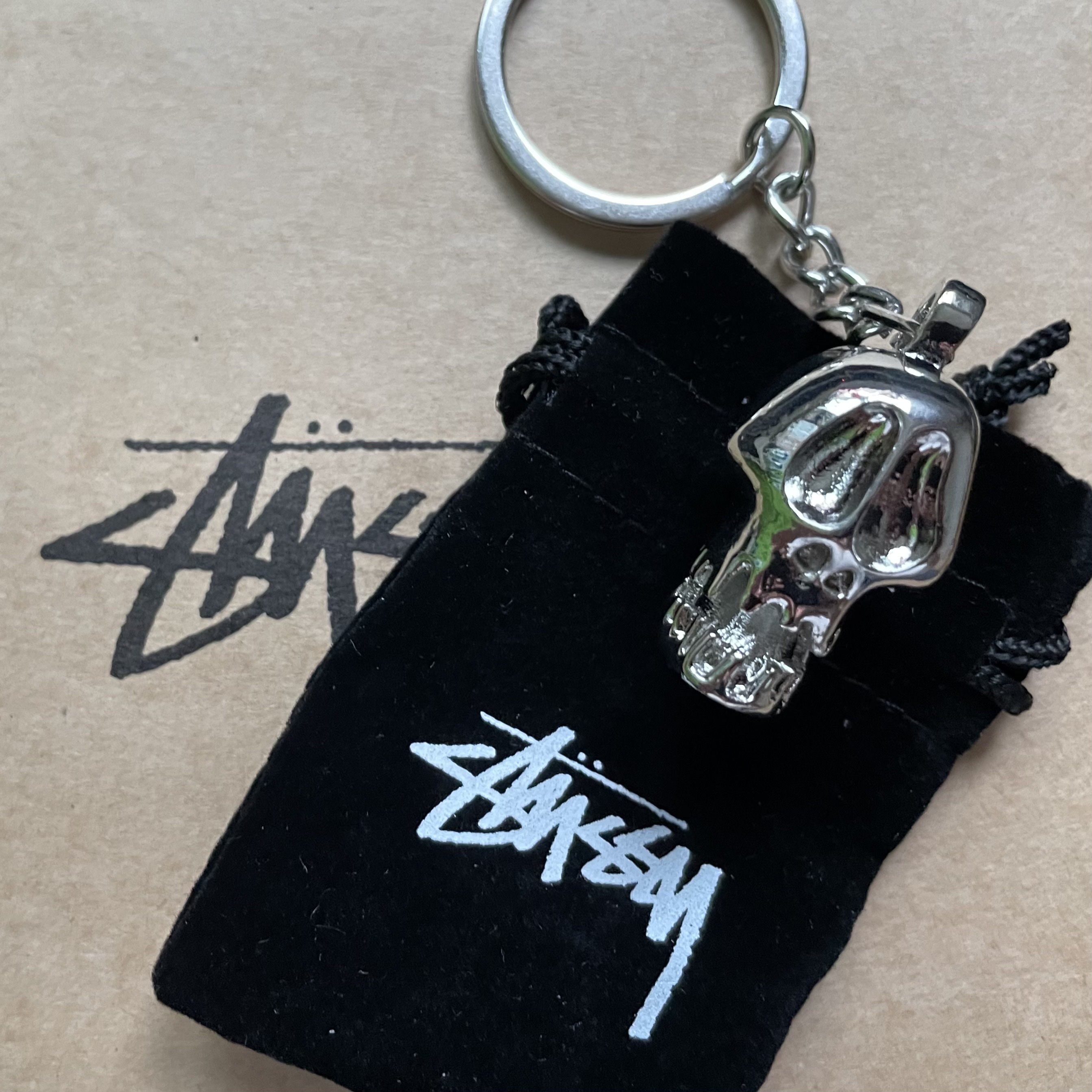 Stussy Metal Skull Keychain Silver 착용 스타일