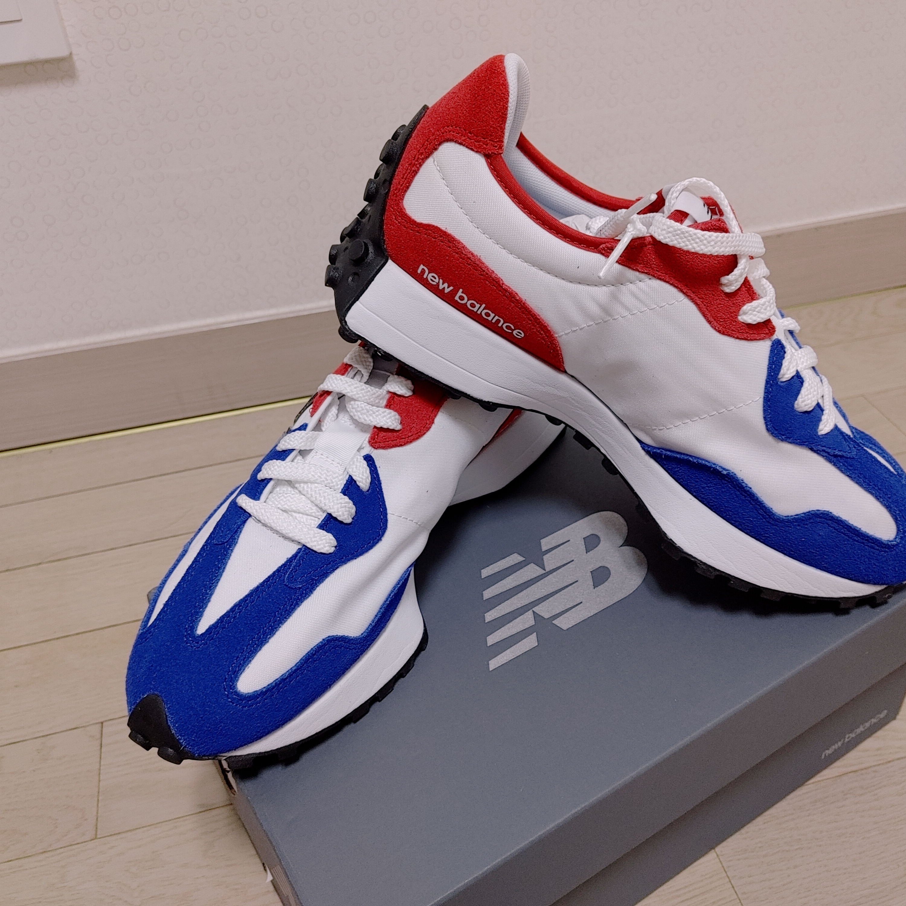 New Balance 327 White Red Blue 착용 스타일 - 1
