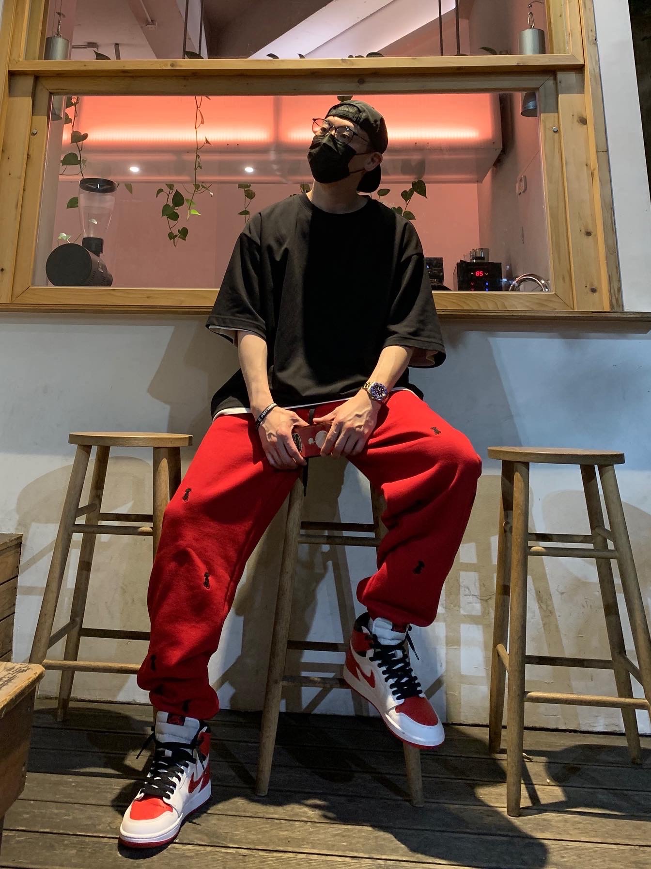 Jordan 1 Retro High OG Heritage, Essentials x New Era Retro Crown Strapback Black 착용 스타일 - 2