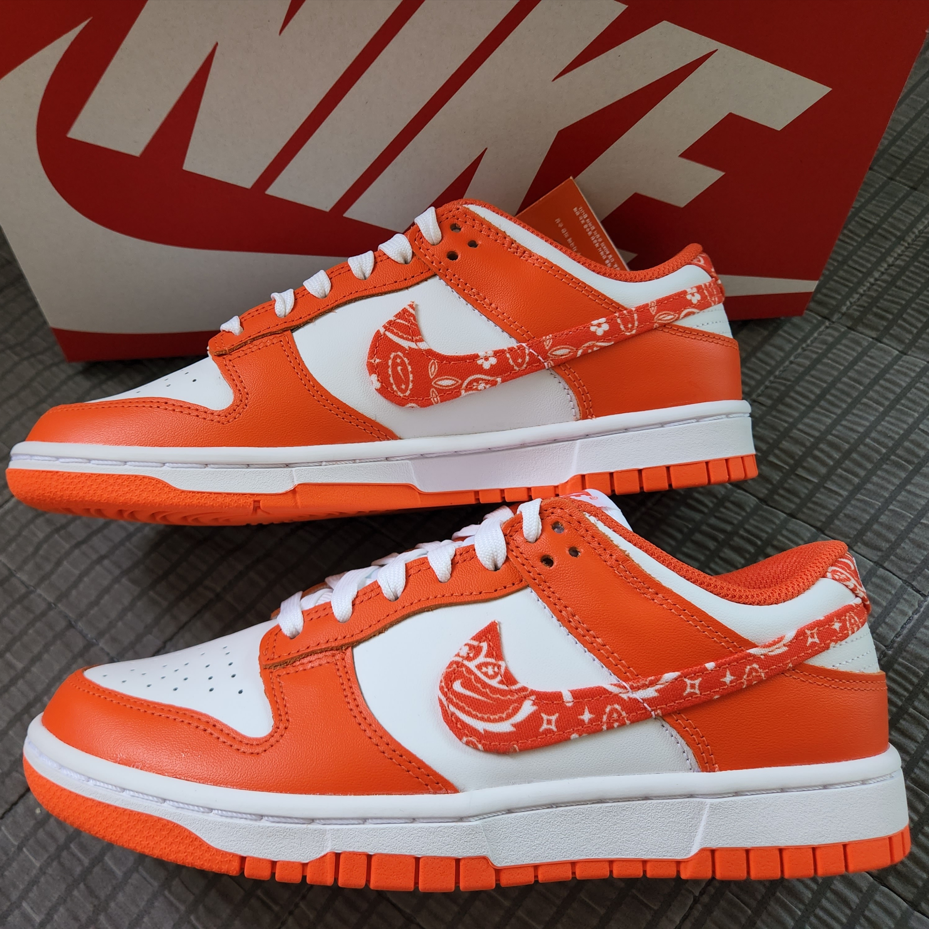 (W) Nike Dunk Low Essential Orange Paisley 착용 스타일 - 2